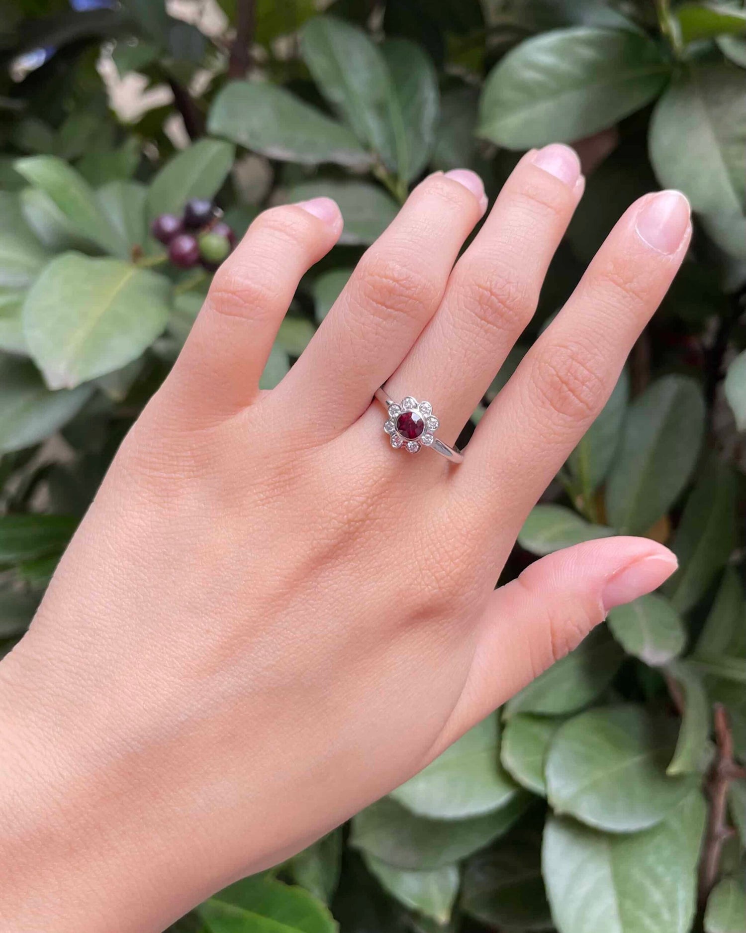 Bague Vintage Marguerite Grenat &amp; Diamants &quot;Olivia&quot;