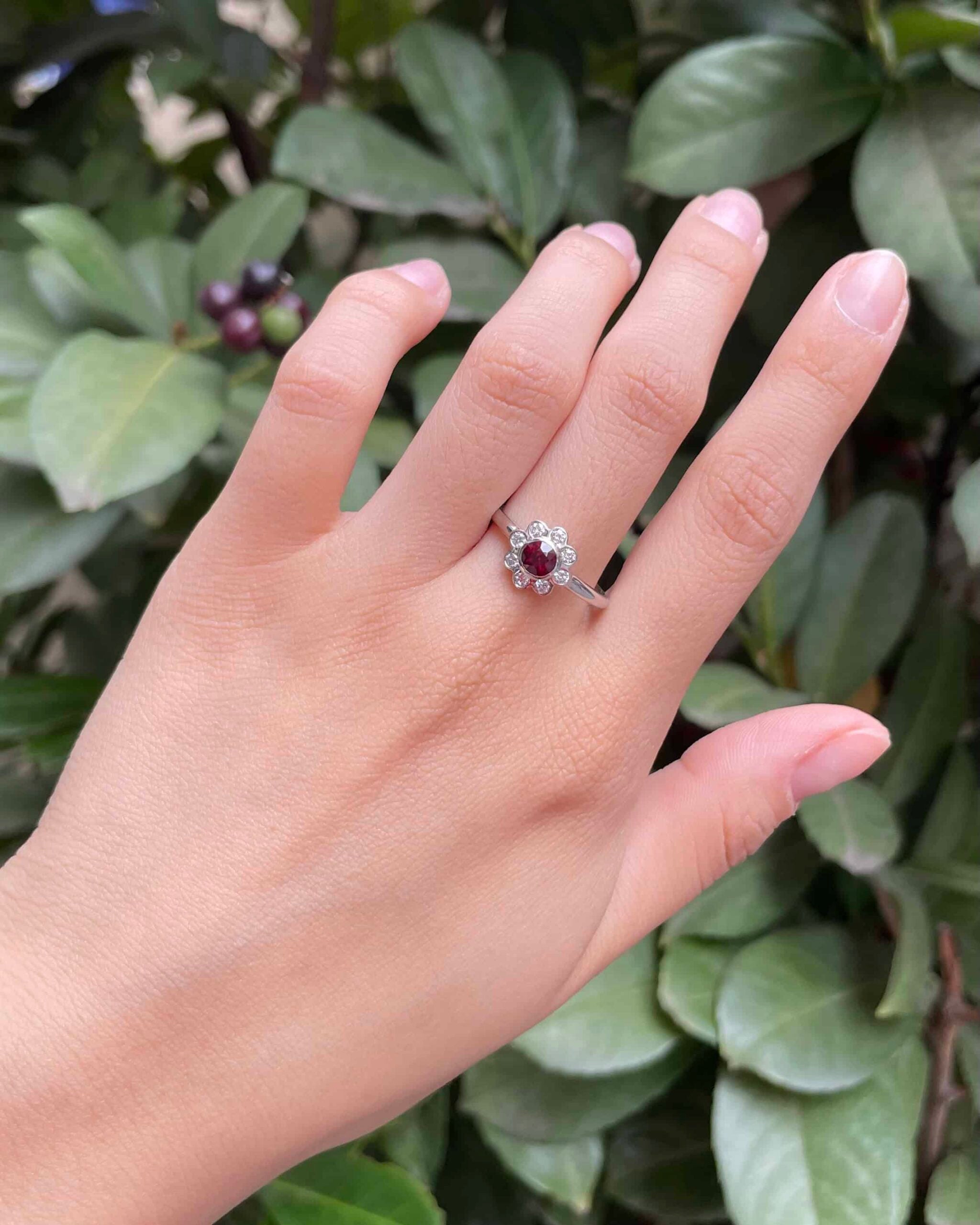 Bague Vintage Marguerite Grenat &amp; Diamants "Olivia"