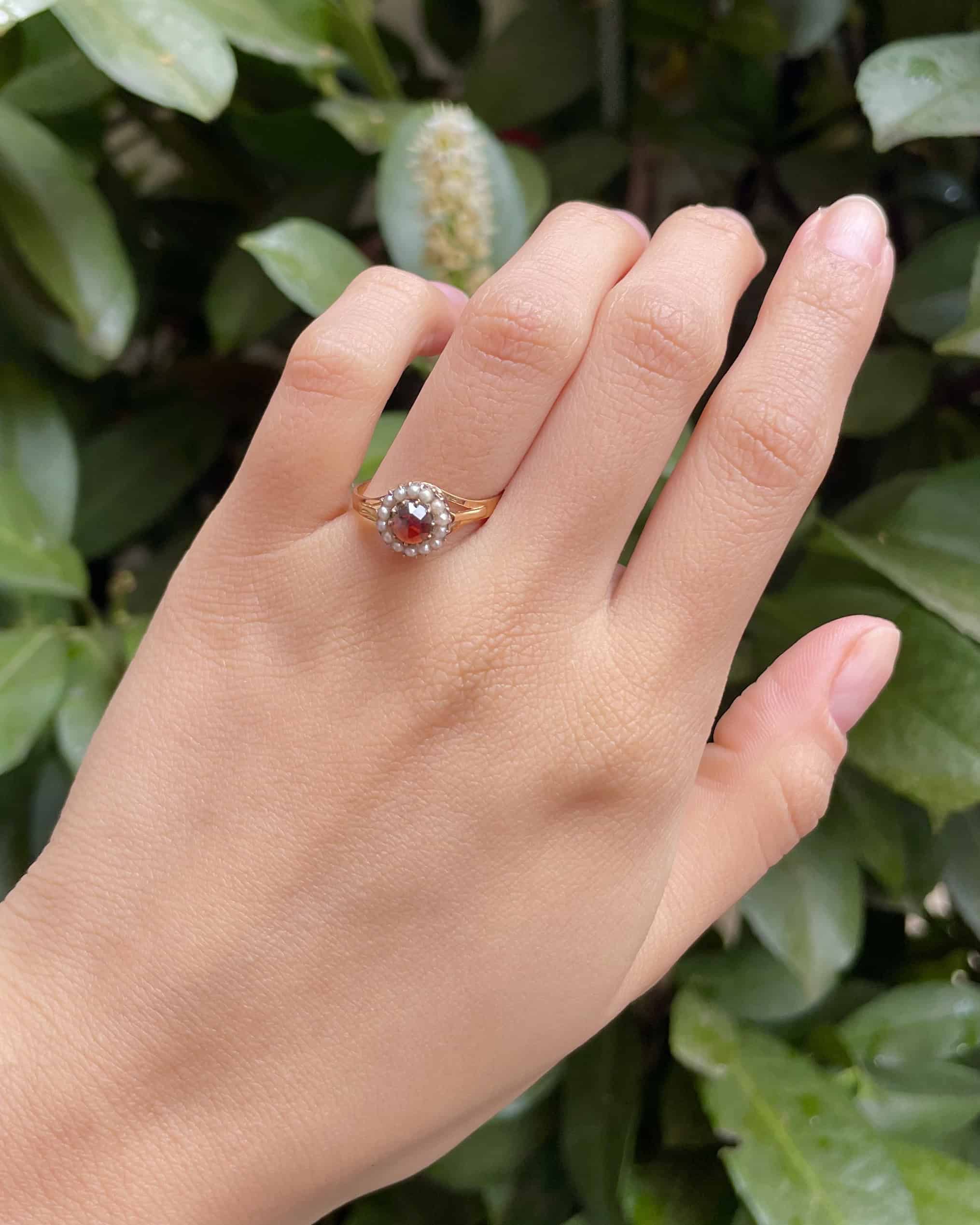 Bague Marguerite Grenat &amp; Perles"Afidy" - Elliade Paris