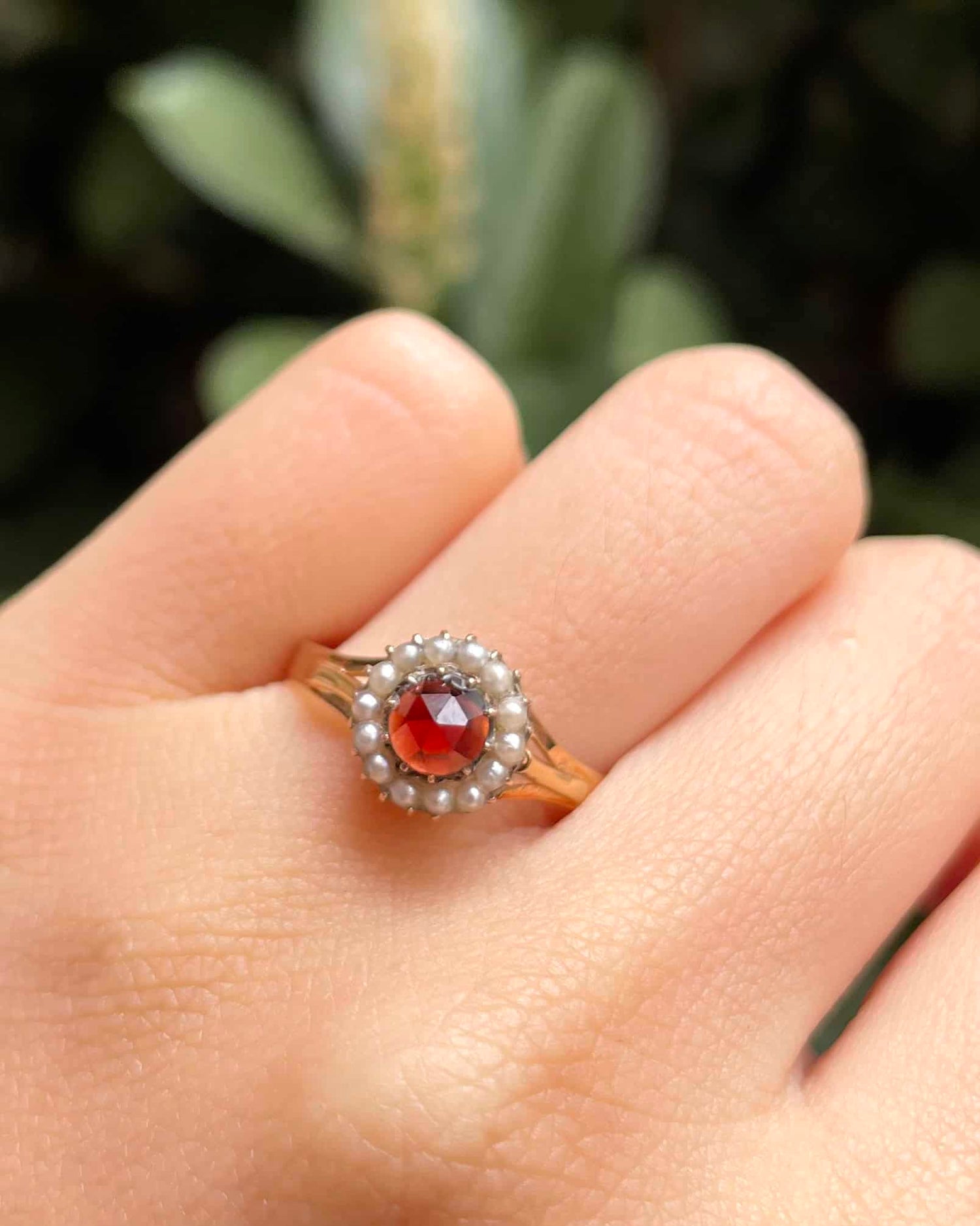 Bague Marguerite Grenat &amp; Perles&quot;Afidy&quot; - Elliade Paris