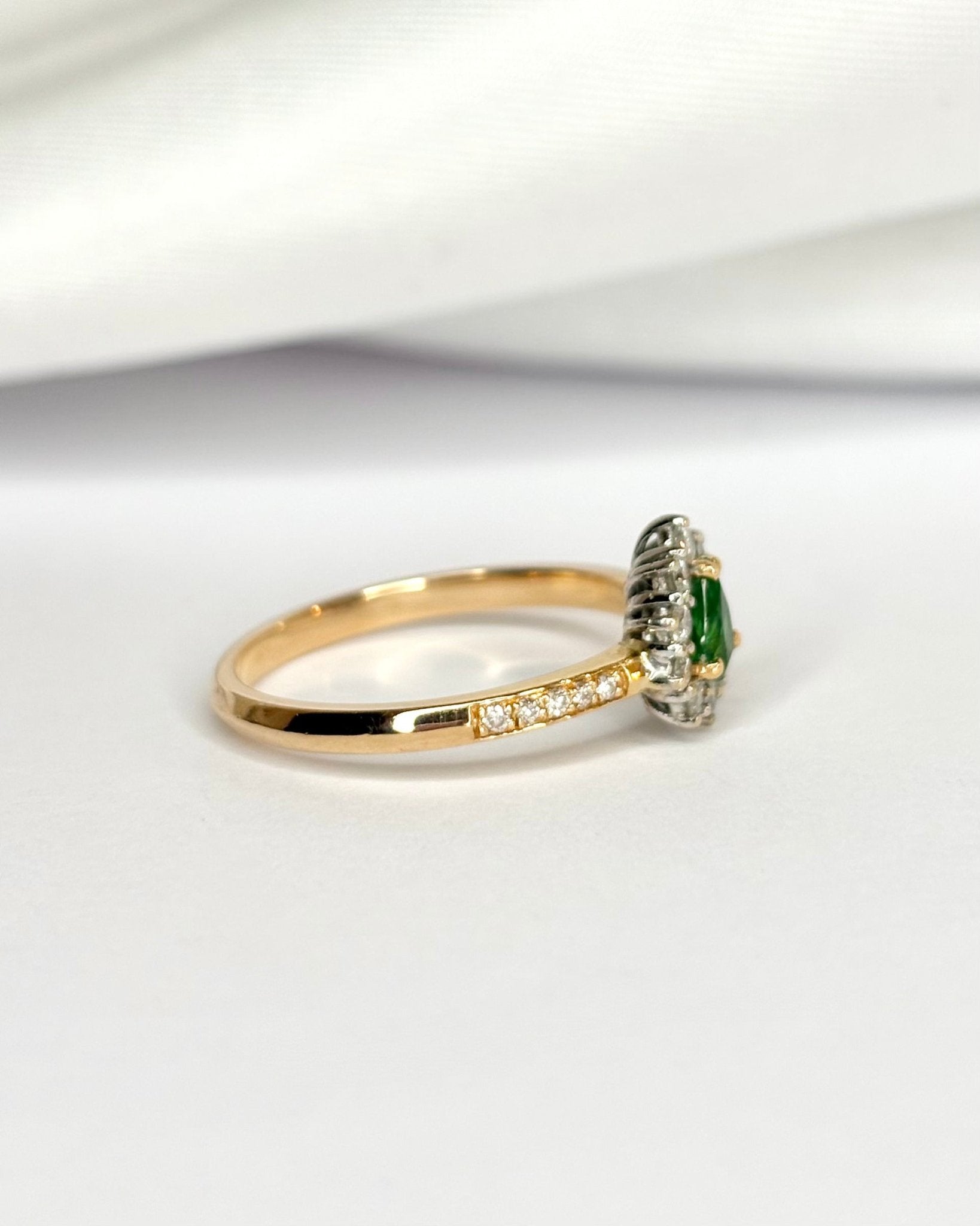 Bague Marguerite Grenat Tsavorite &amp; Diamants "Ronnie" - Elliade Paris
