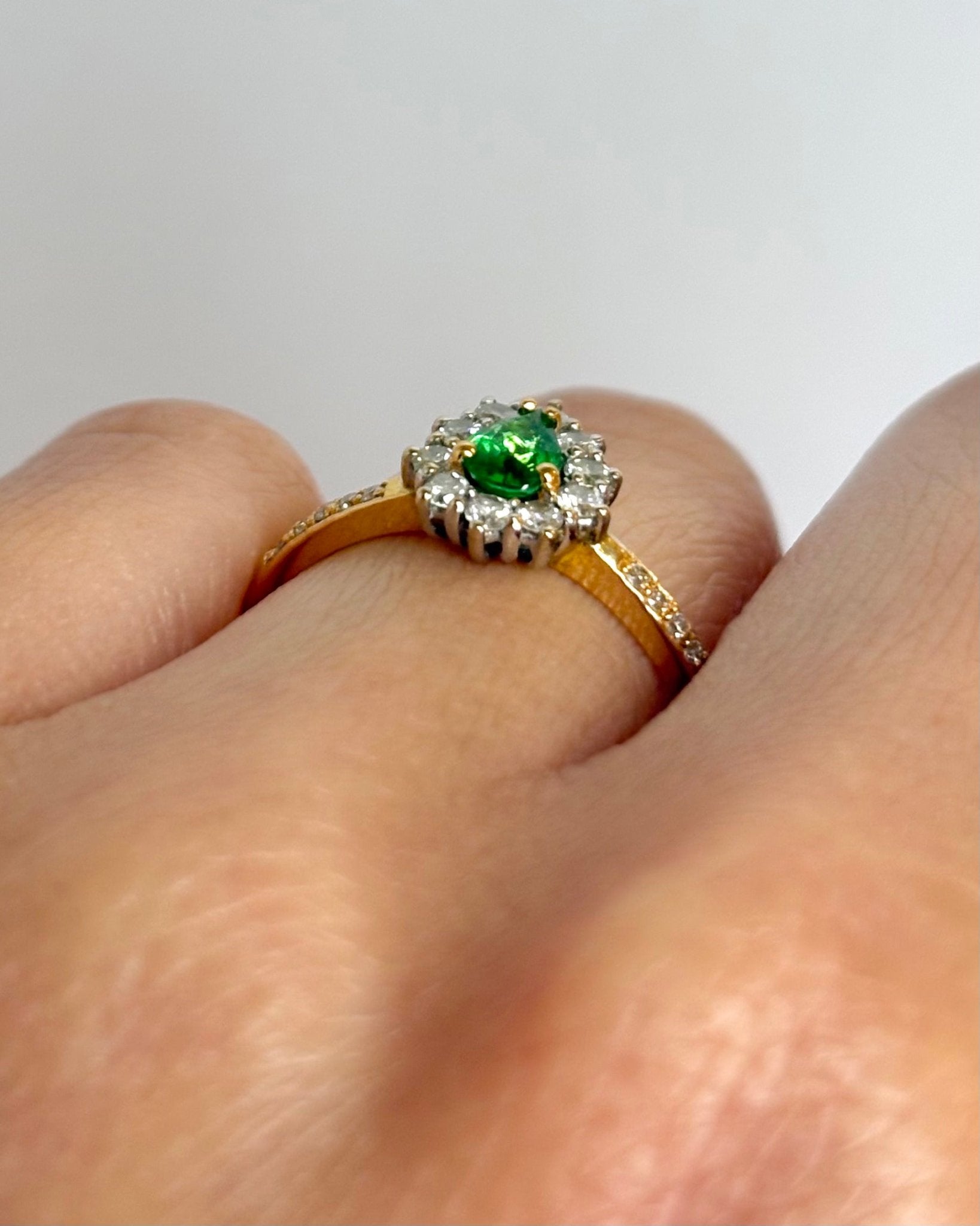 Bague Marguerite Grenat Tsavorite &amp; Diamants "Ronnie" - Elliade Paris