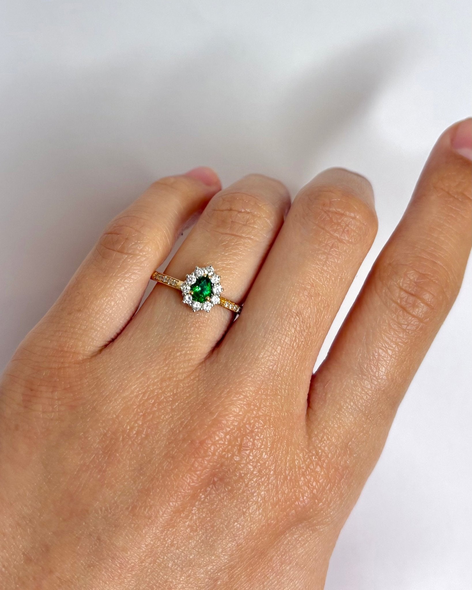 Bague Marguerite Grenat Tsavorite &amp; Diamants "Ronnie" - Elliade Paris