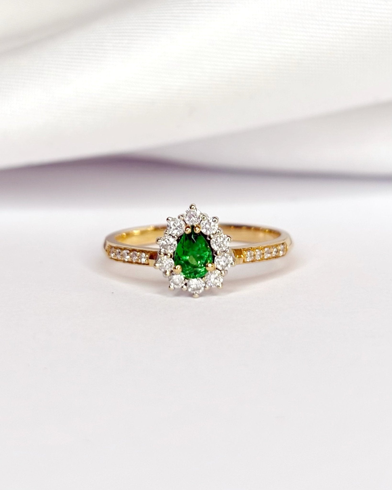 Bague Marguerite Grenat Tsavorite &amp; Diamants "Ronnie" - Elliade Paris