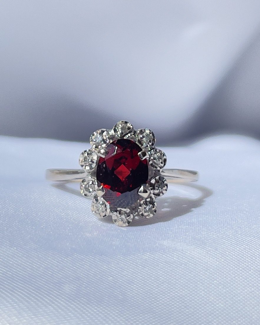 Anillo vintage de margaritas y granate &quot;Sofía&quot;