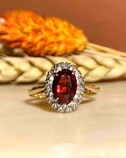 Anillo &quot;Zoella&quot; con margaritas de granate y diamantes