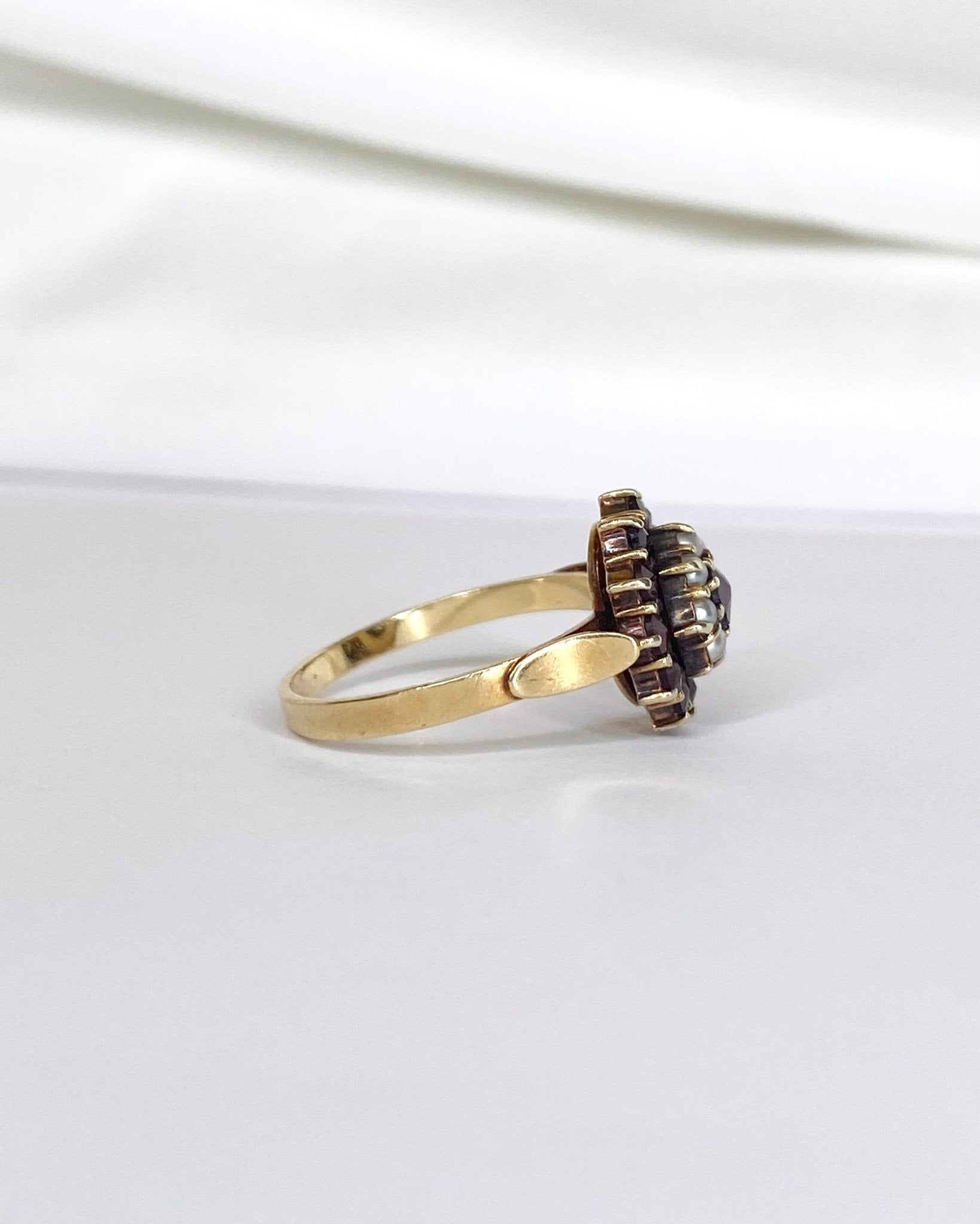 Bague Marguerite Grenats 0.86 carat &amp; Perles "Salomé" - Elliade Paris