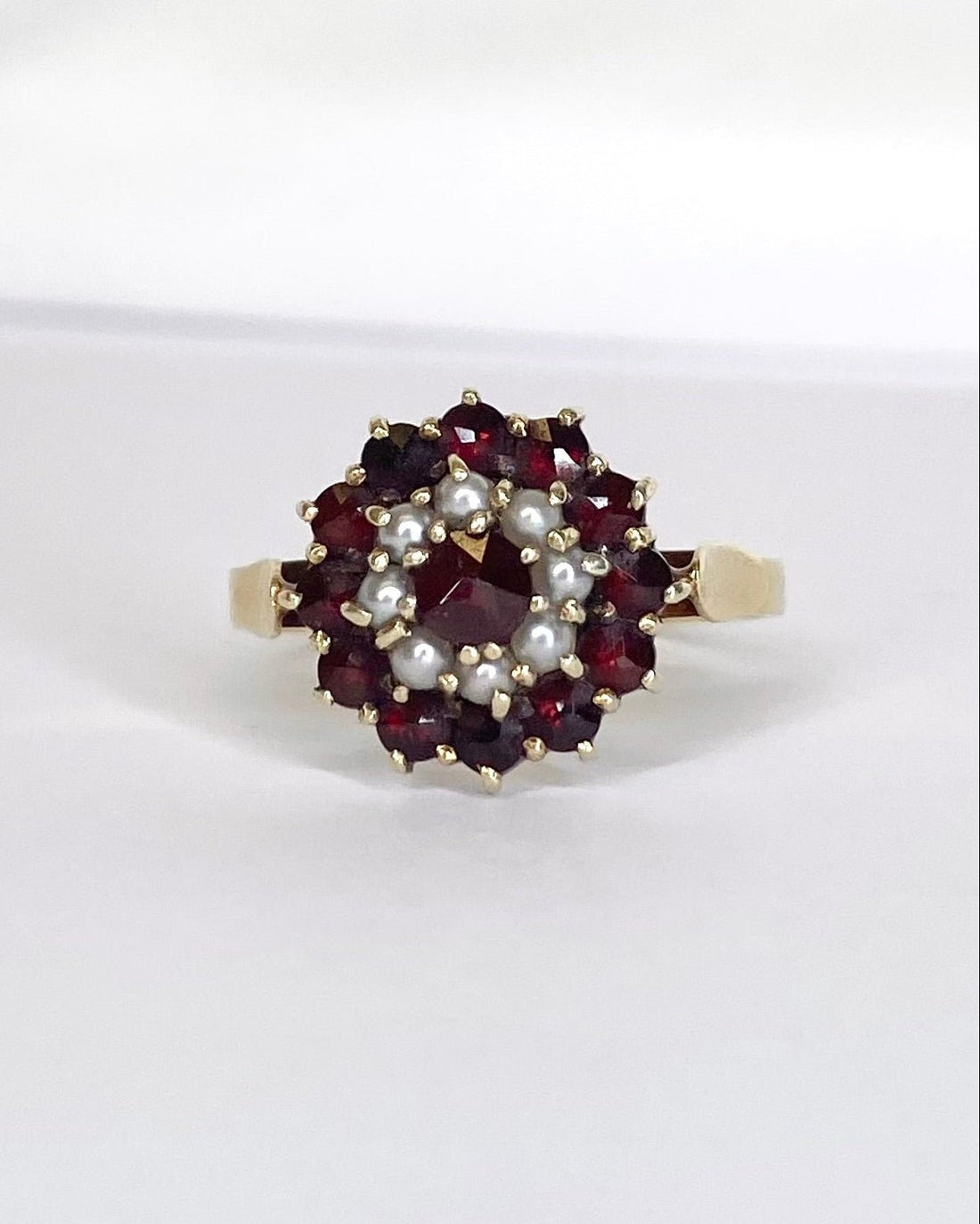 Bague Marguerite Grenats 0.86 carat &amp; Perles "Salomé" - Elliade Paris