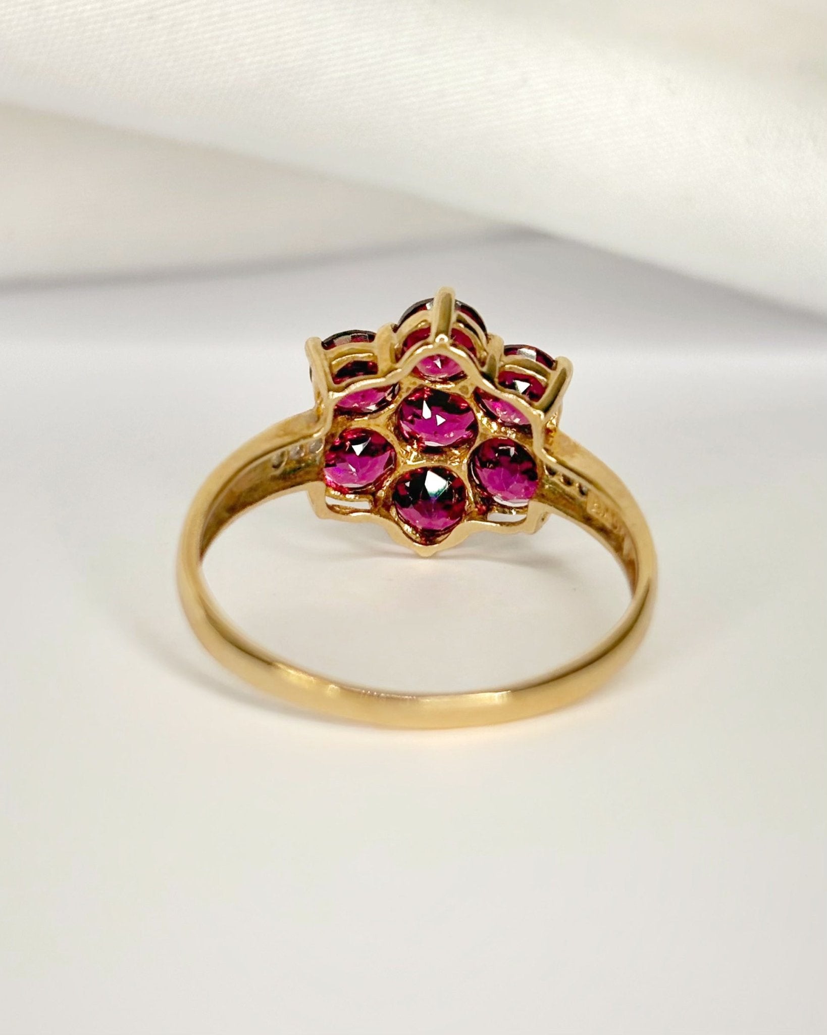 Bague Marguerite Grenats 1.90 carat &amp; Diamants "Adélie" - Elliade Paris