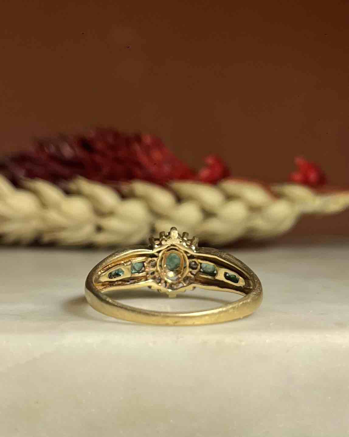 Bague Marguerite Jonc Émeraude &amp; Diamants "Noëlla"