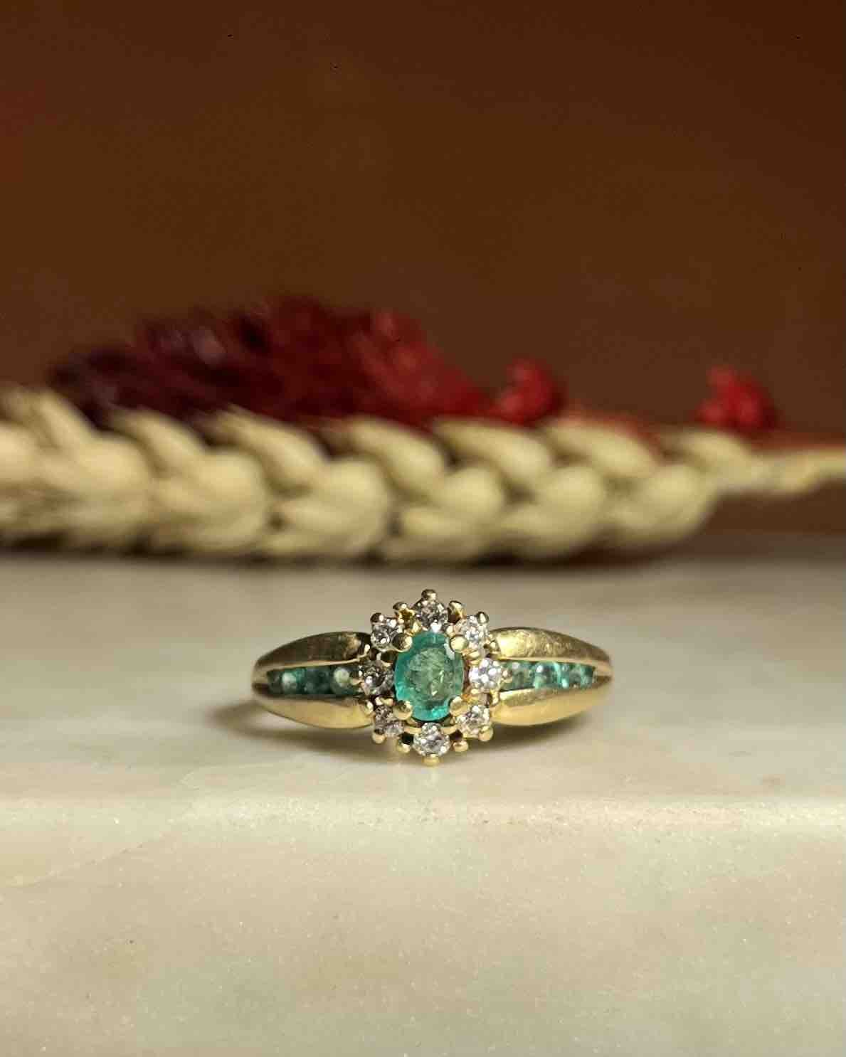 Bague Marguerite Jonc Émeraude &amp; Diamants "Noëlla" - Elliade Paris