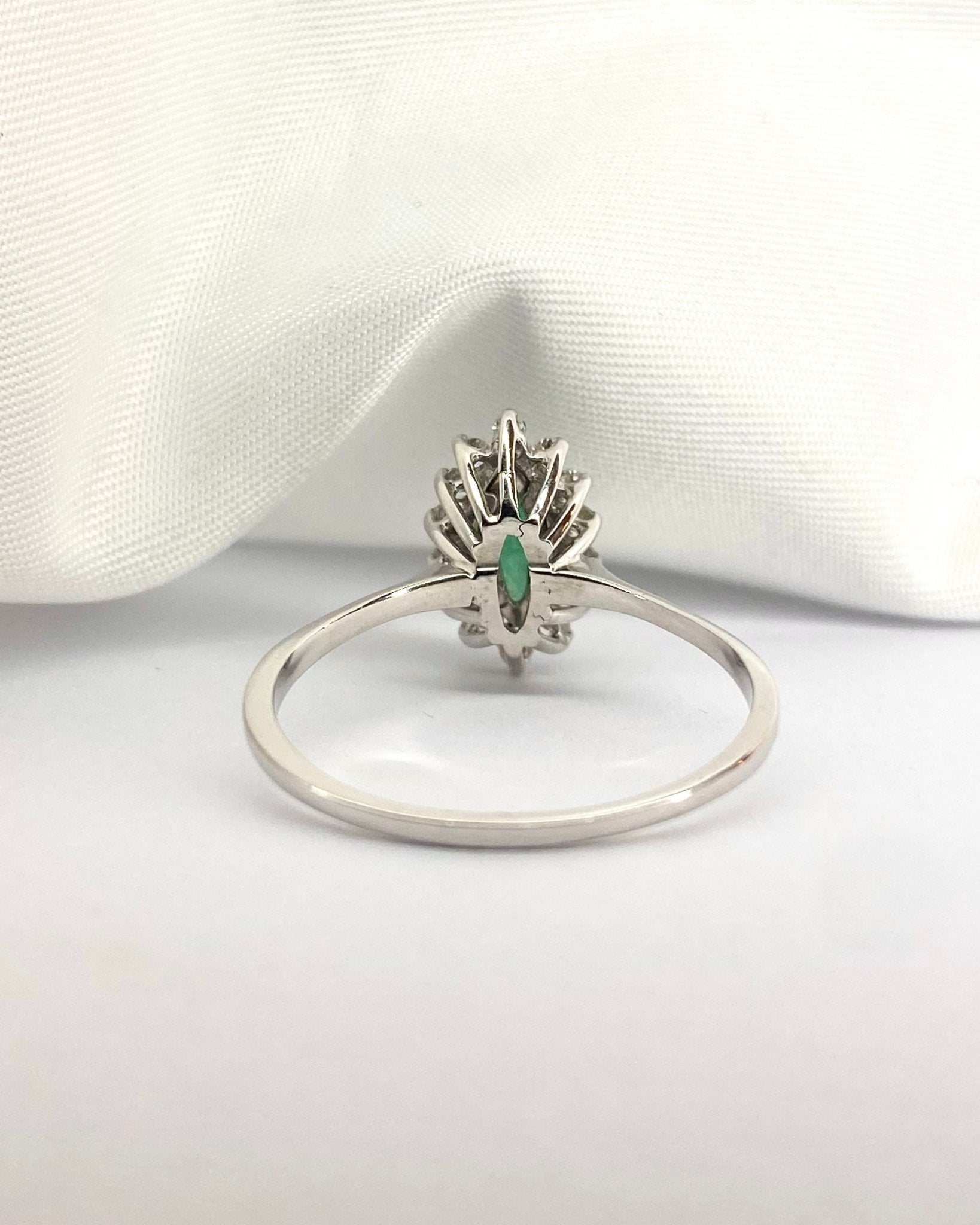 Bague Marguerite Marquise Émeraude 0.55 carat &amp; Diamants "Petra" - Elliade Paris