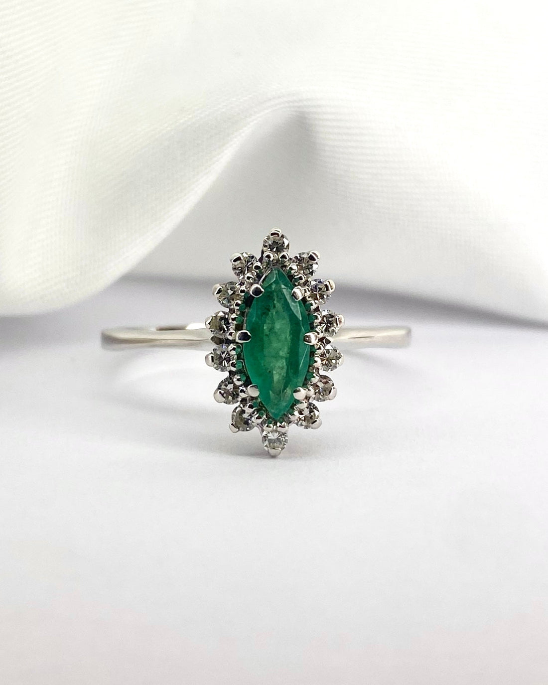 Bague Marguerite Marquise Émeraude 0.55 carat &amp; Diamants "Petra" - Elliade Paris