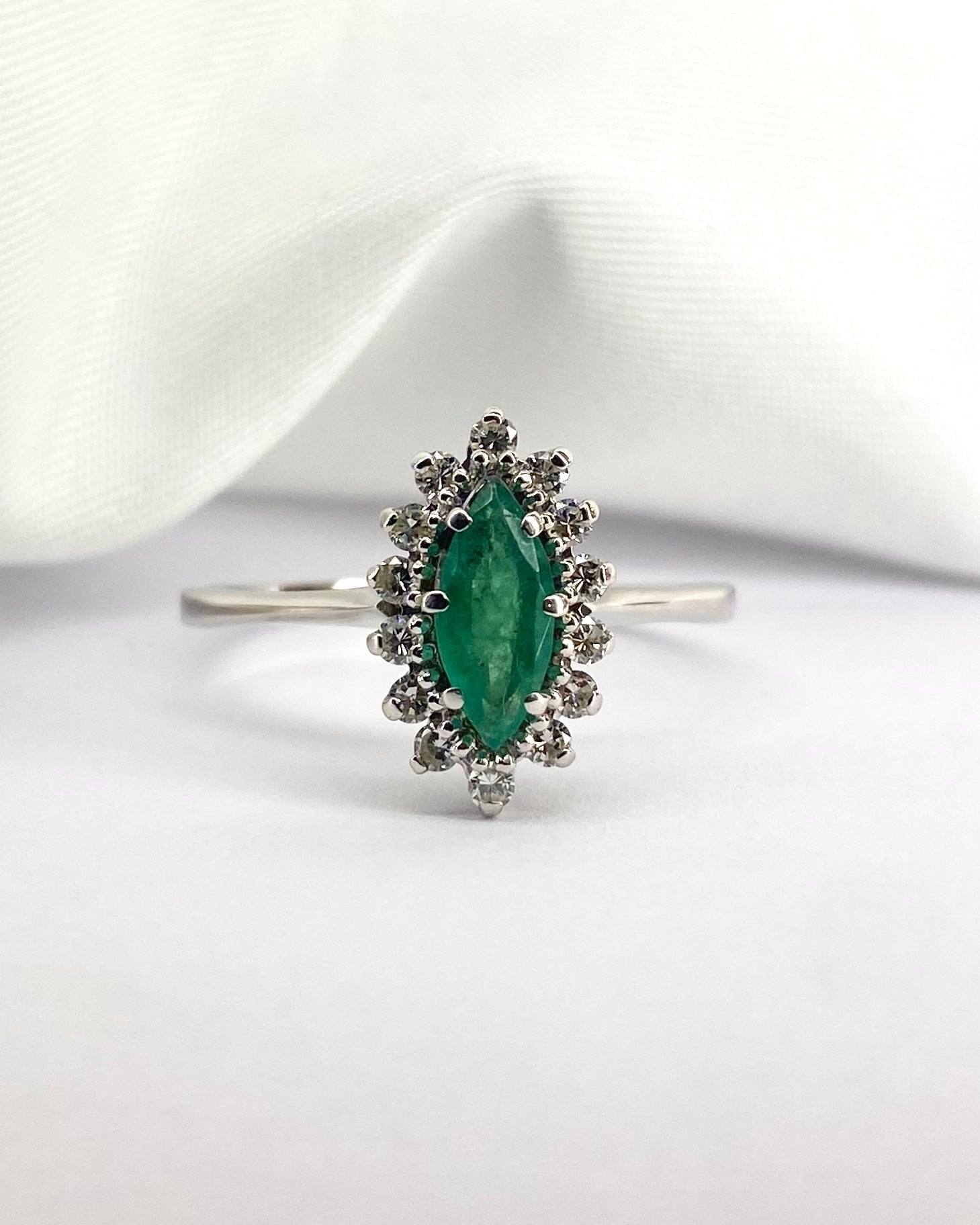 Bague Marguerite Marquise Émeraude 0.55 carat &amp; Diamants "Petra" - Elliade Paris