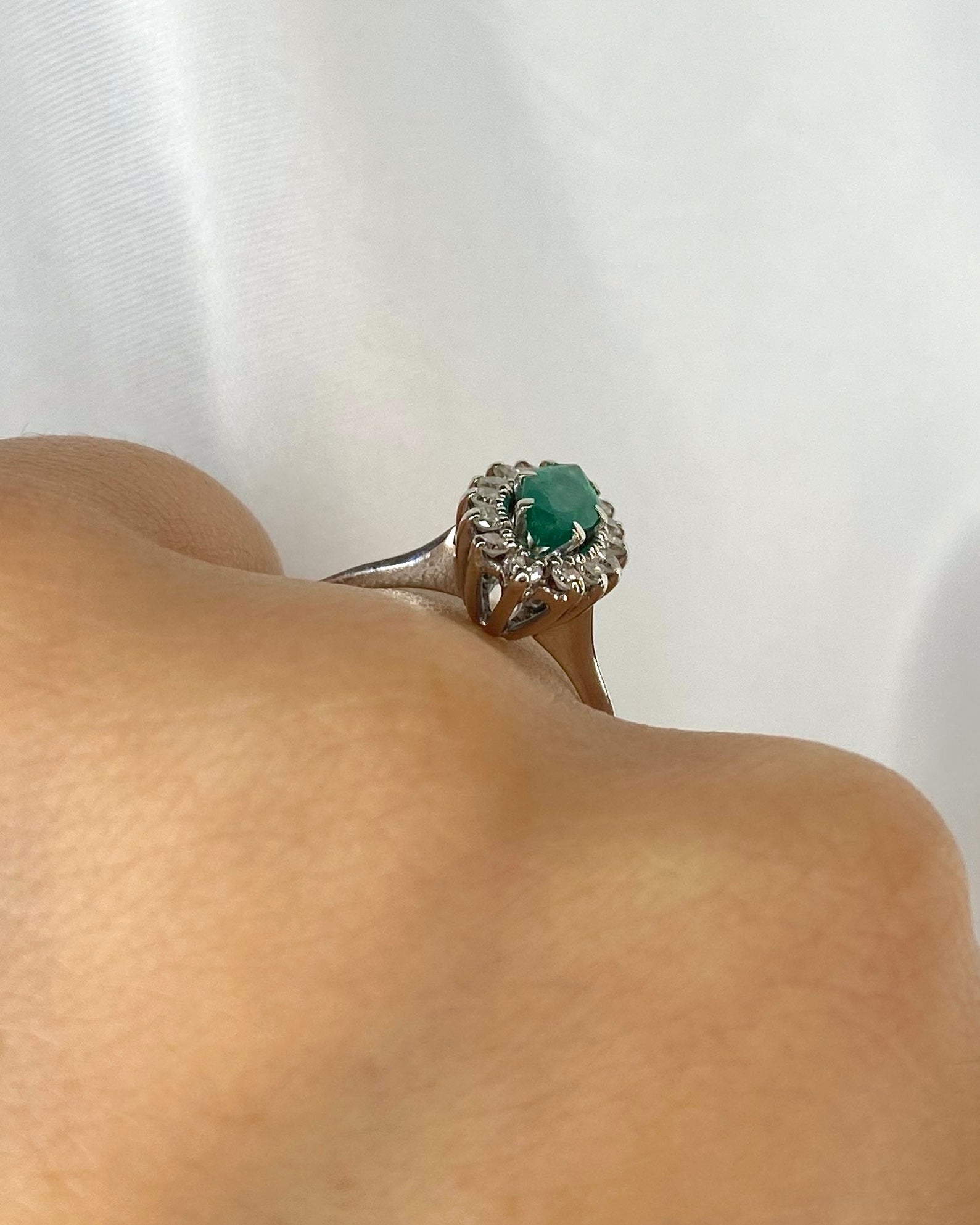 Bague Marguerite Marquise Émeraude 0.55 carat &amp; Diamants "Petra" - Elliade Paris