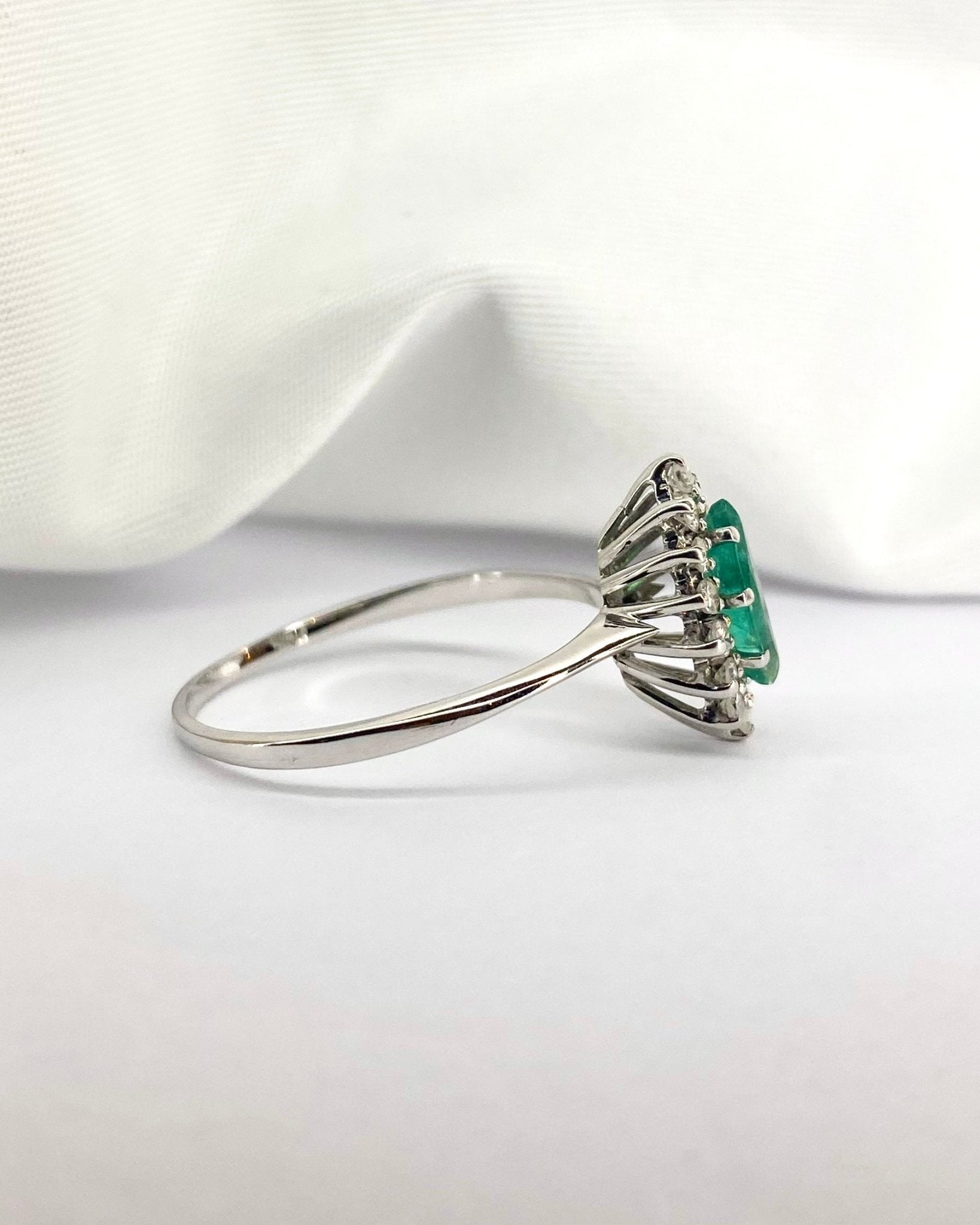 Bague Marguerite Marquise Émeraude 0.55 carat &amp; Diamants "Petra" - Elliade Paris