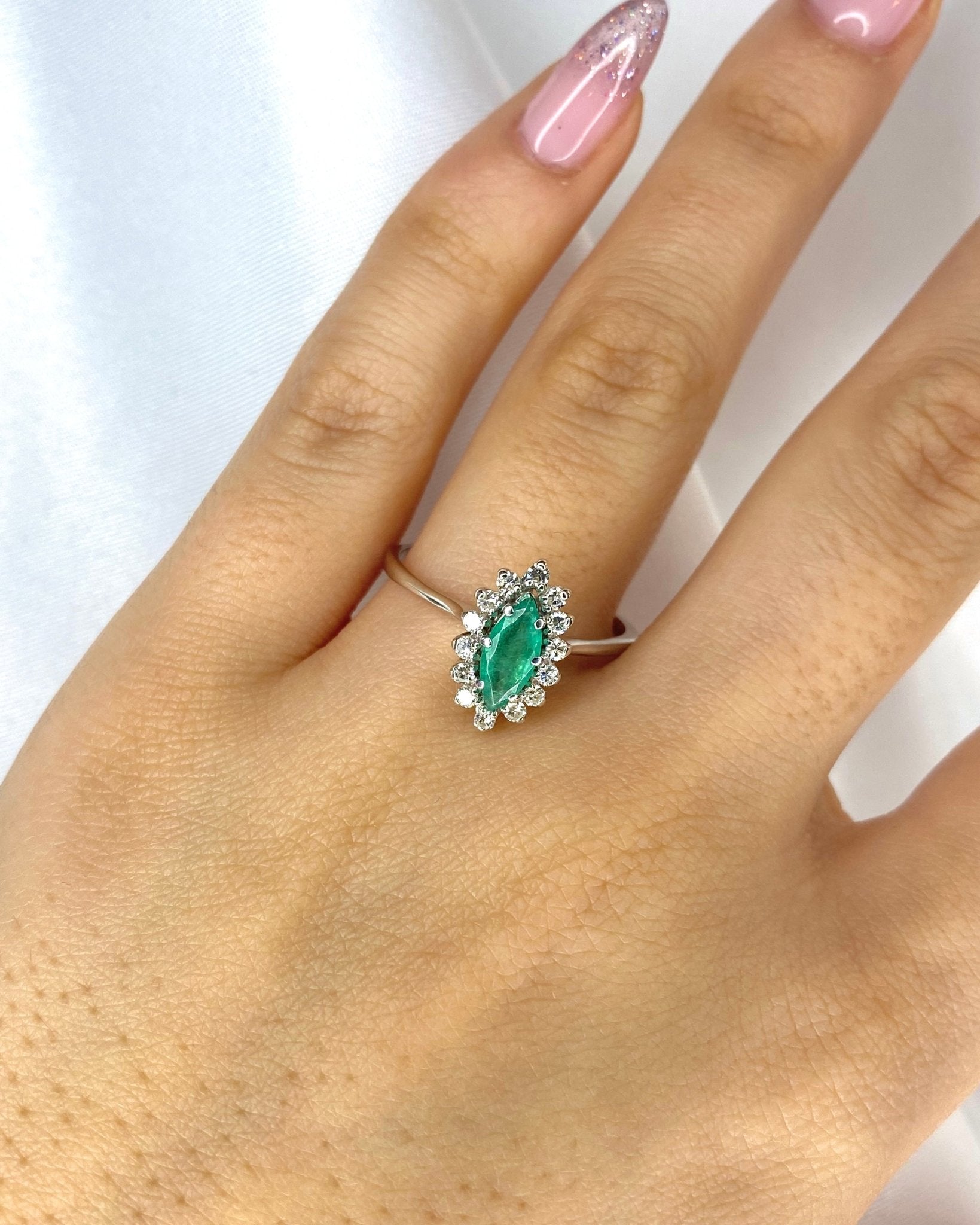 Bague Marguerite Marquise Émeraude 0.55 carat &amp; Diamants "Petra" - Elliade Paris