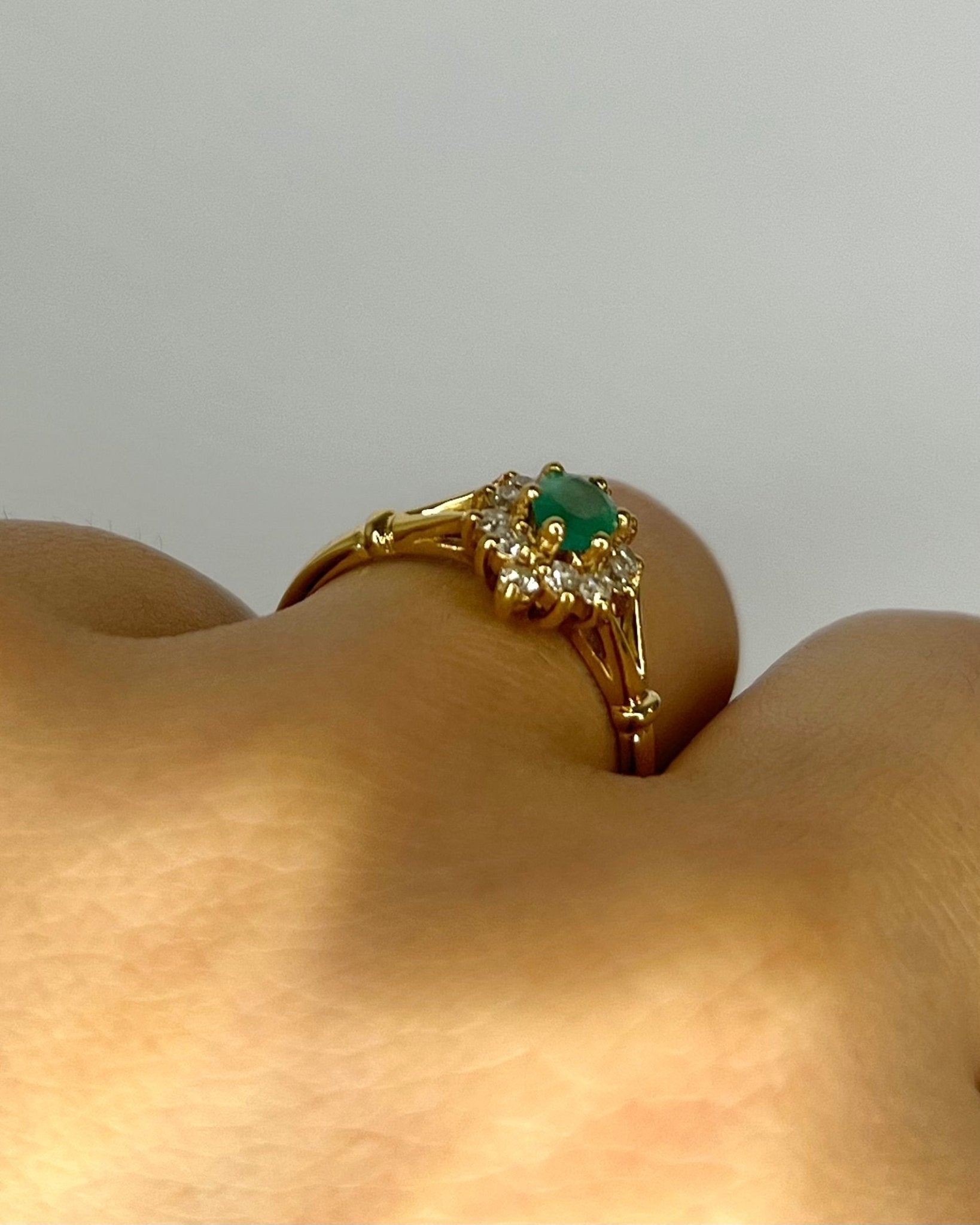 Bague Marguerite Marquise Émeraude &amp; Diamants "Georgea" - Elliade Paris