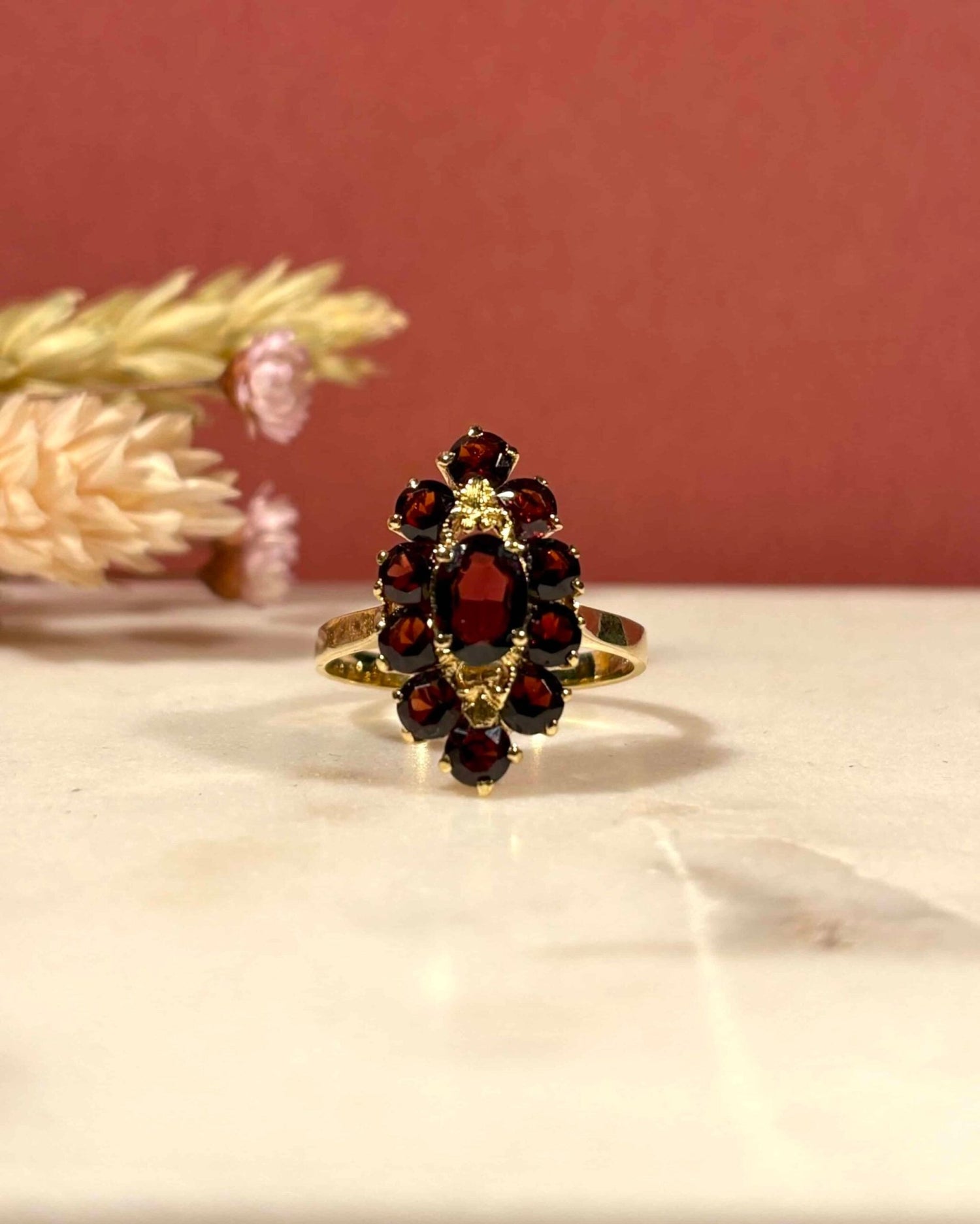 Bague Marguerite Marquise Grenats 2.50 Carats &quot;Raina&quot; - Elliade Paris