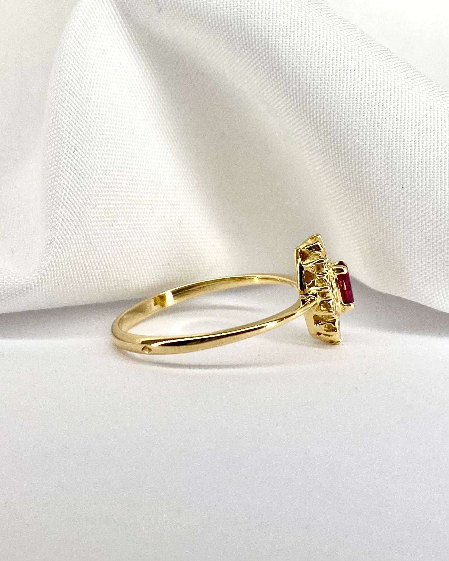 Bague Marguerite Marquise Rubis &amp; 10 Diamants &quot;Asma&quot; - Elliade Paris