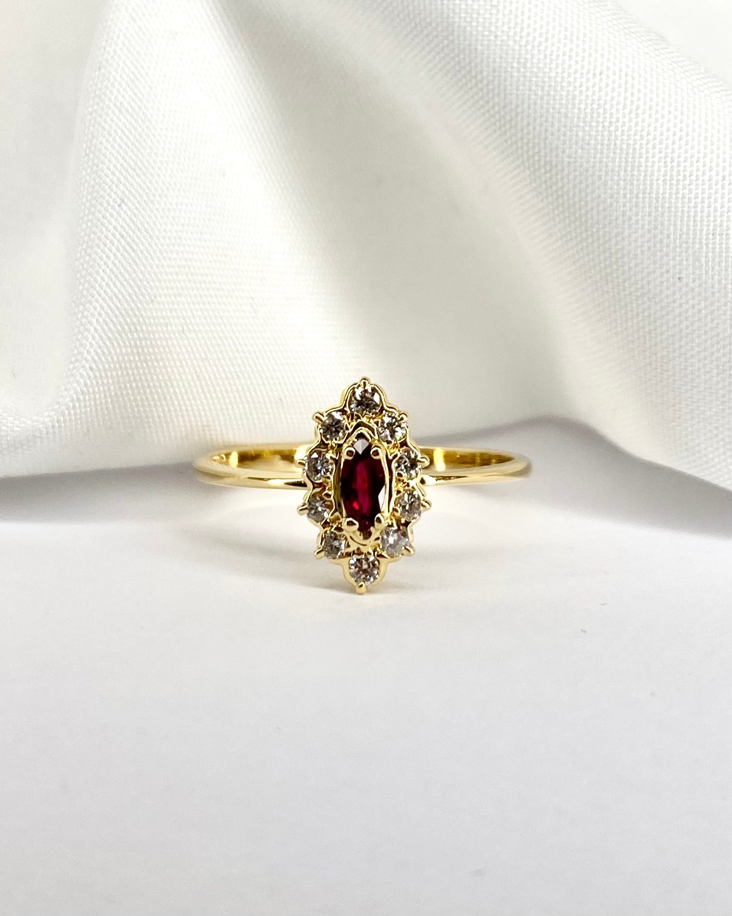 Bague Marguerite Marquise Rubis &amp; 10 Diamants "Asma" - Elliade Paris