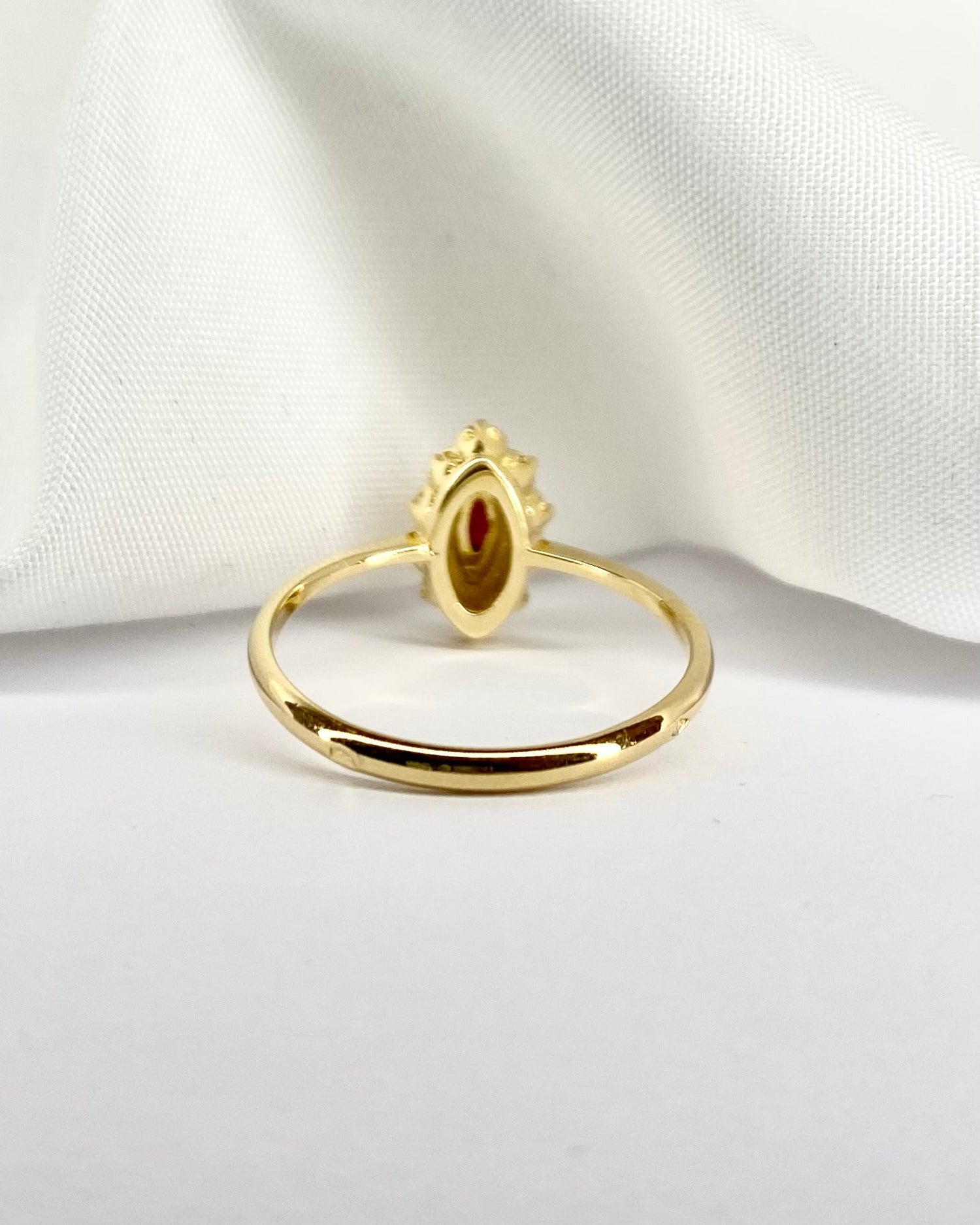 Bague Marguerite Marquise Rubis &amp; 10 Diamants &quot;Asma&quot; - Elliade Paris