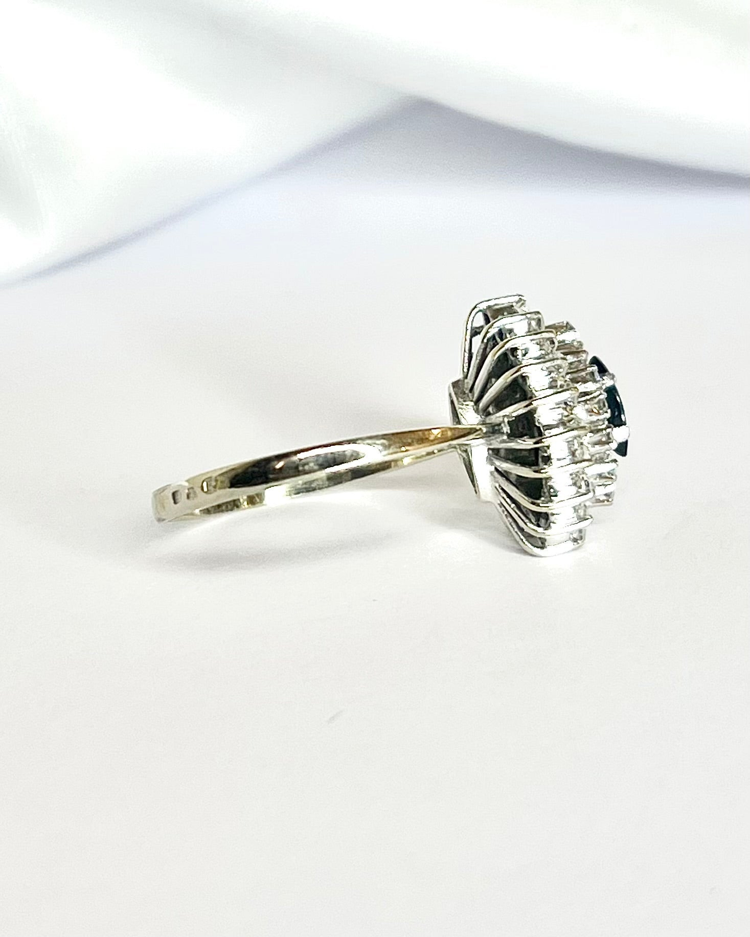 Bague Marguerite Marquise Saphir 0.30 carat &amp; Diamants 0.30 carat "Erika" - Elliade Paris