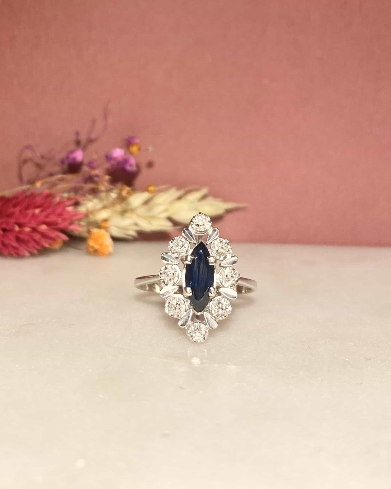 Bague Marguerite Marquise Saphir 0.75 carat &amp; Diamants &quot;Roxanne&quot; - Elliade Paris