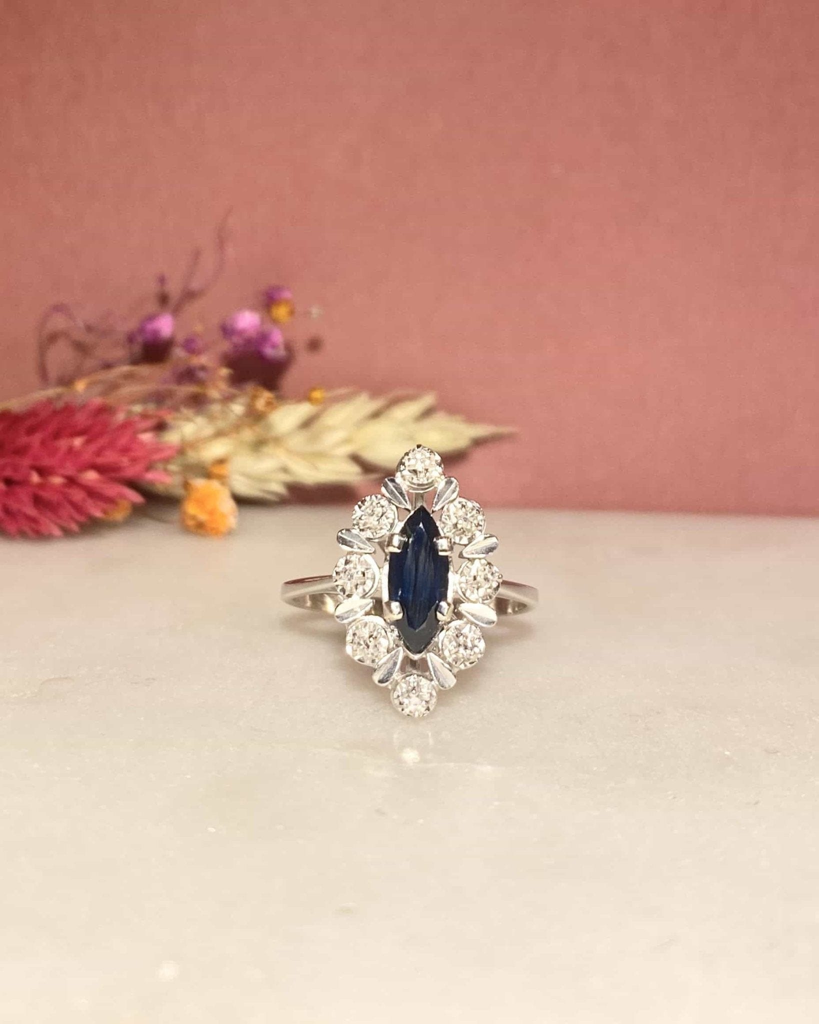 Bague Marguerite Marquise Saphir 0.75 carat &amp; Diamants "Roxanne" - Elliade Paris