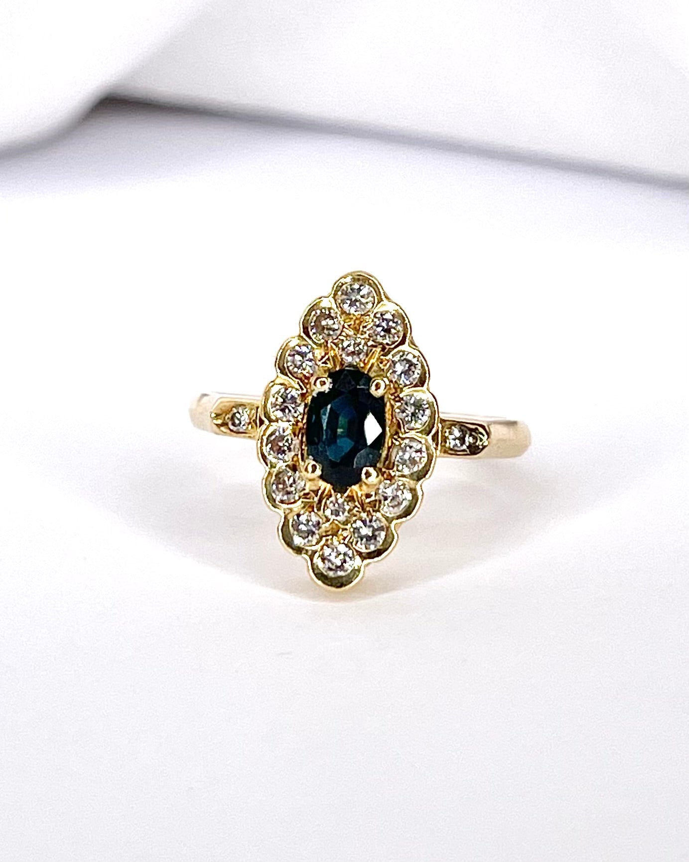 Bague Marguerite Marquise Saphir 0.80 carat &amp; 18 Diamants "Clara" - Elliade Paris
