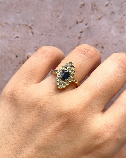 Bague Marguerite Marquise Saphir 0.80 carat &amp; 18 Diamants "Clara" - Elliade Paris