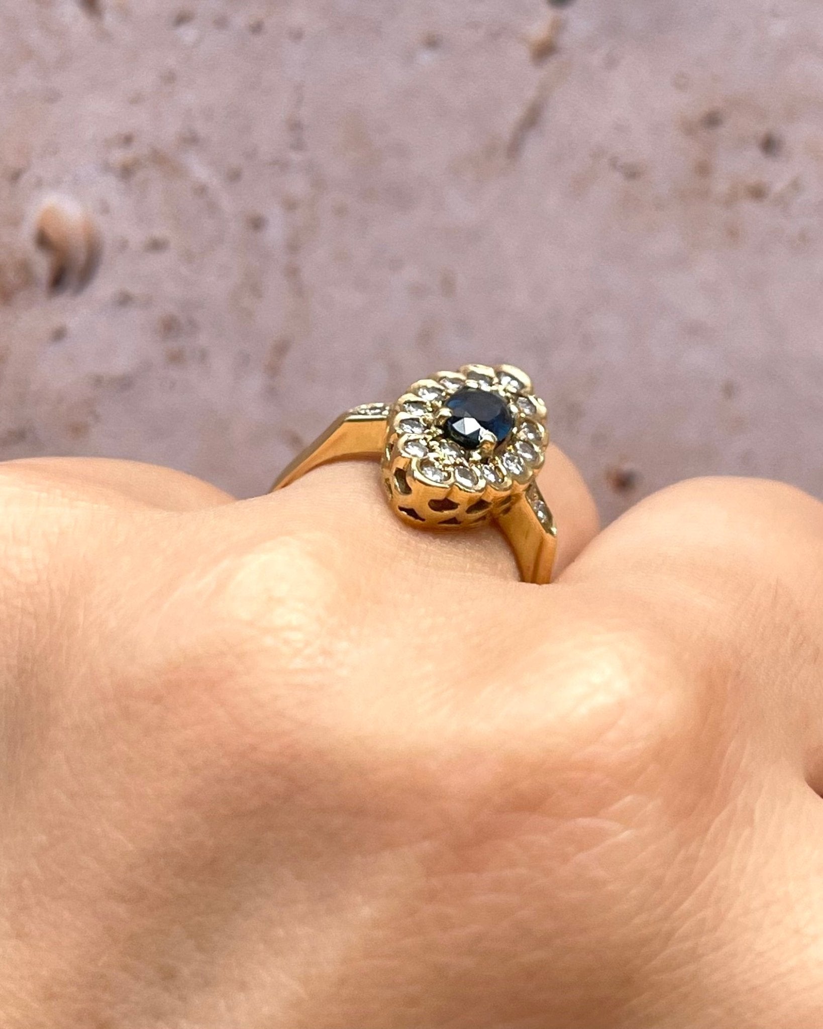 Bague Marguerite Marquise Saphir 0.80 carat &amp; 18 Diamants "Clara" - Elliade Paris