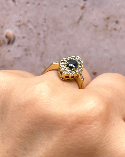 Bague Marguerite Marquise Saphir 0.80 carat &amp; 18 Diamants "Clara" - Elliade Paris