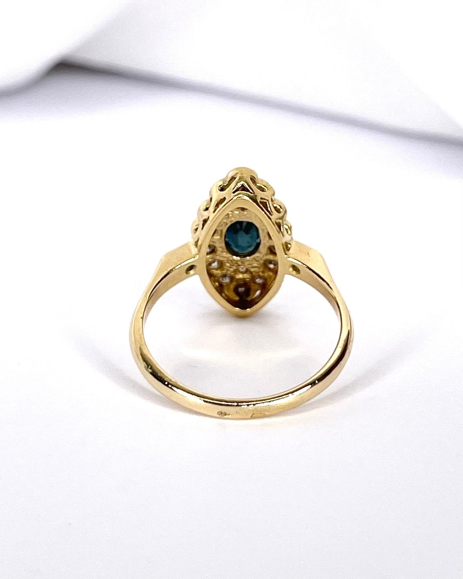 Bague Marguerite Marquise Saphir 0.80 carat &amp; 18 Diamants "Clara" - Elliade Paris
