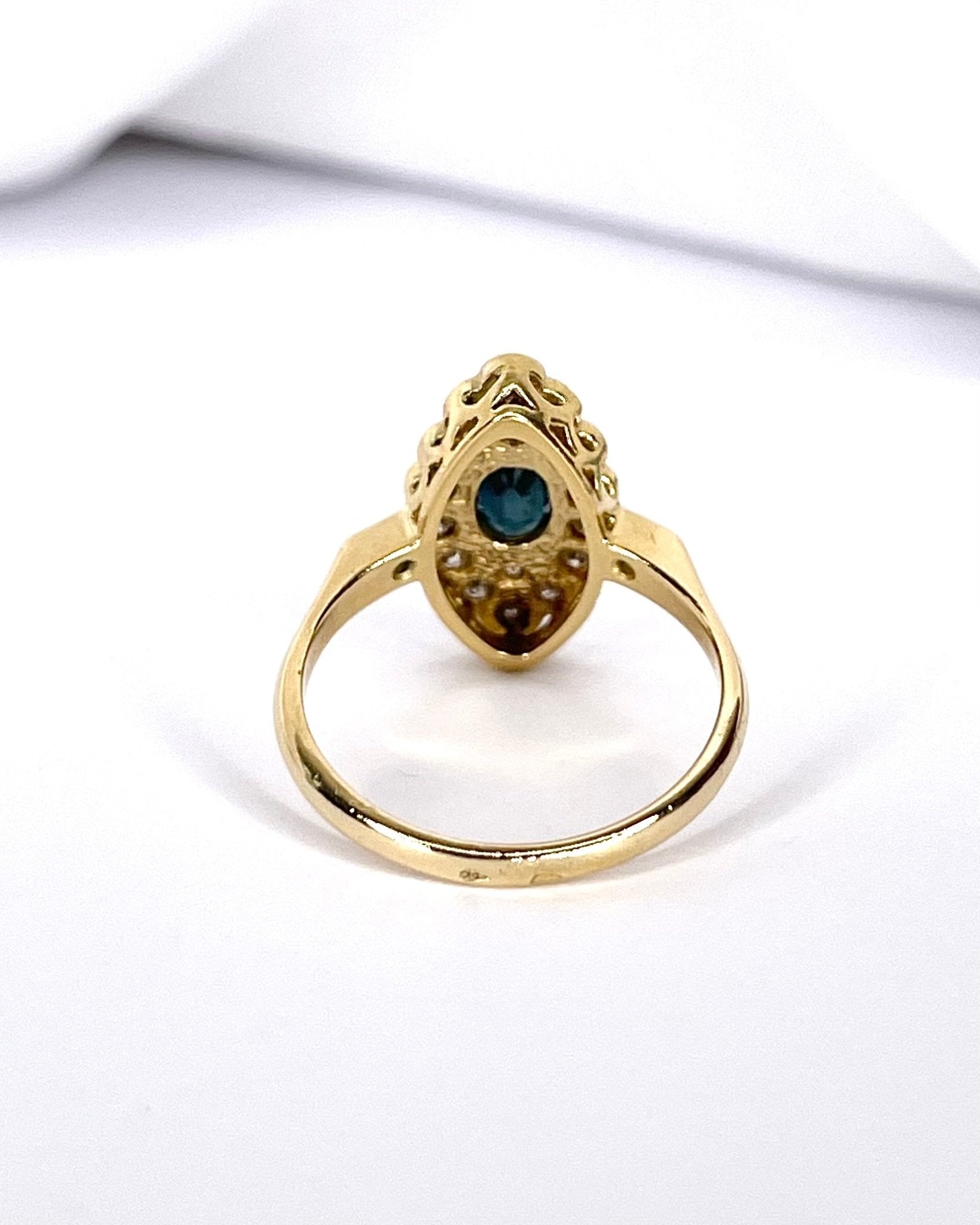 Bague Marguerite Marquise Saphir 0.80 carat &amp; 18 Diamants "Clara" - Elliade Paris