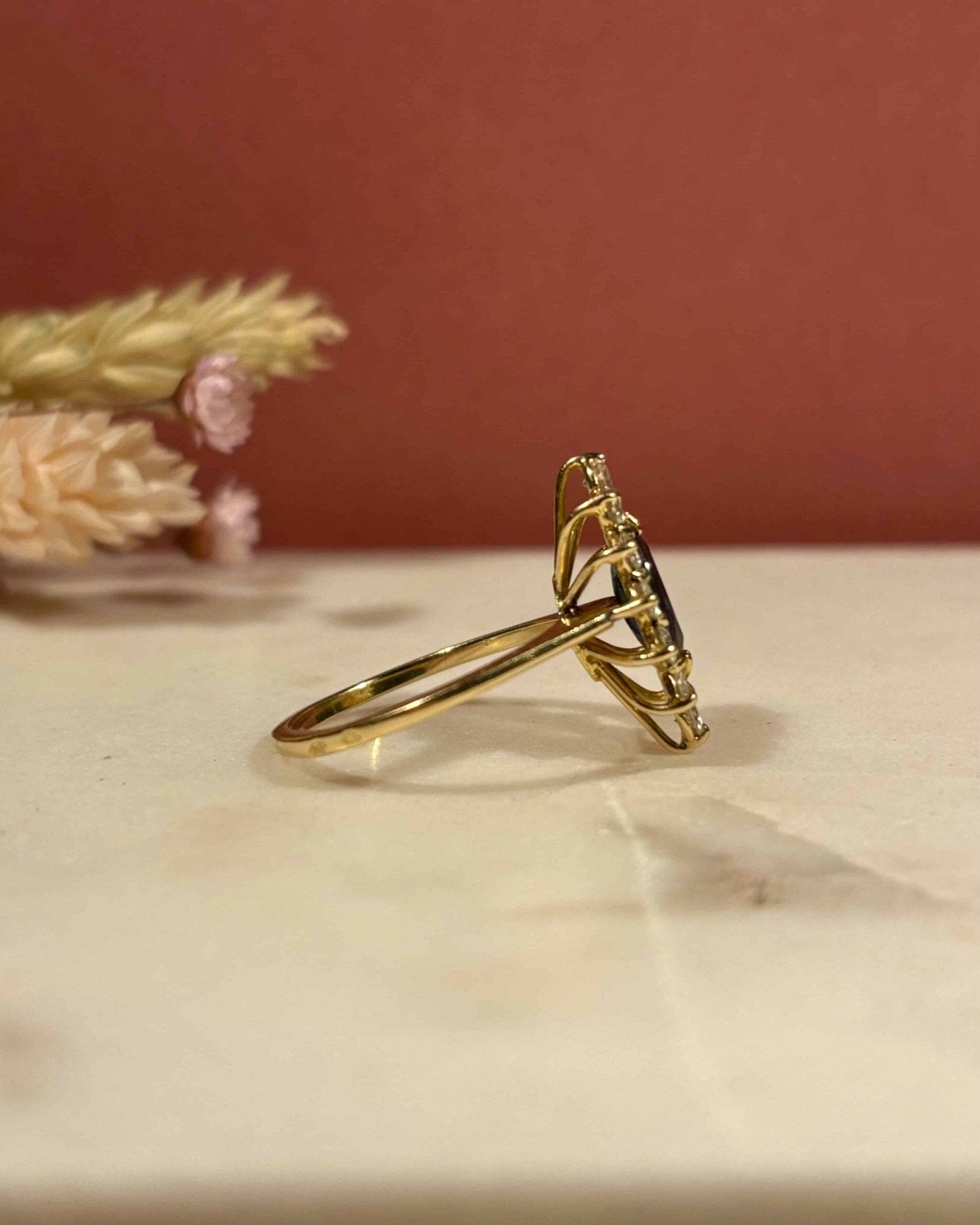 Bague Marguerite Marquise Saphir &amp; Diamants 0.84 carat "Lyaa" - Elliade Paris
