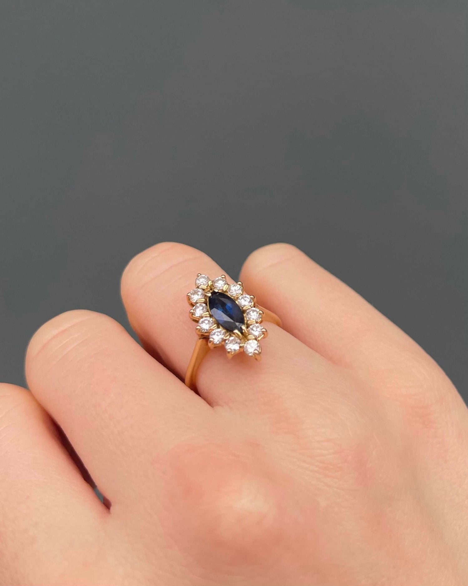 Bague Marguerite Marquise Saphir &amp; Diamants 0.84 carat &quot;Lyaa&quot; - Elliade Paris