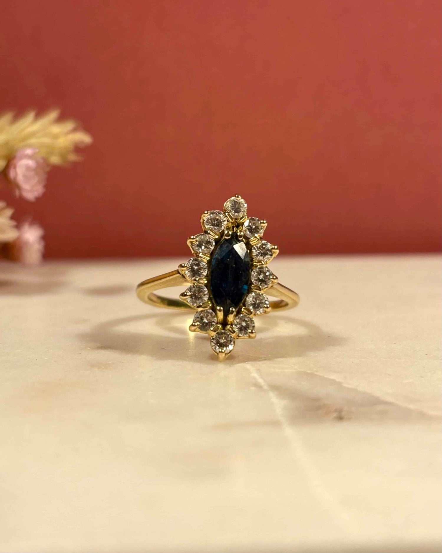 Bague Marguerite Marquise Saphir &amp; Diamants 0.84 carat &quot;Lyaa&quot; - Elliade Paris