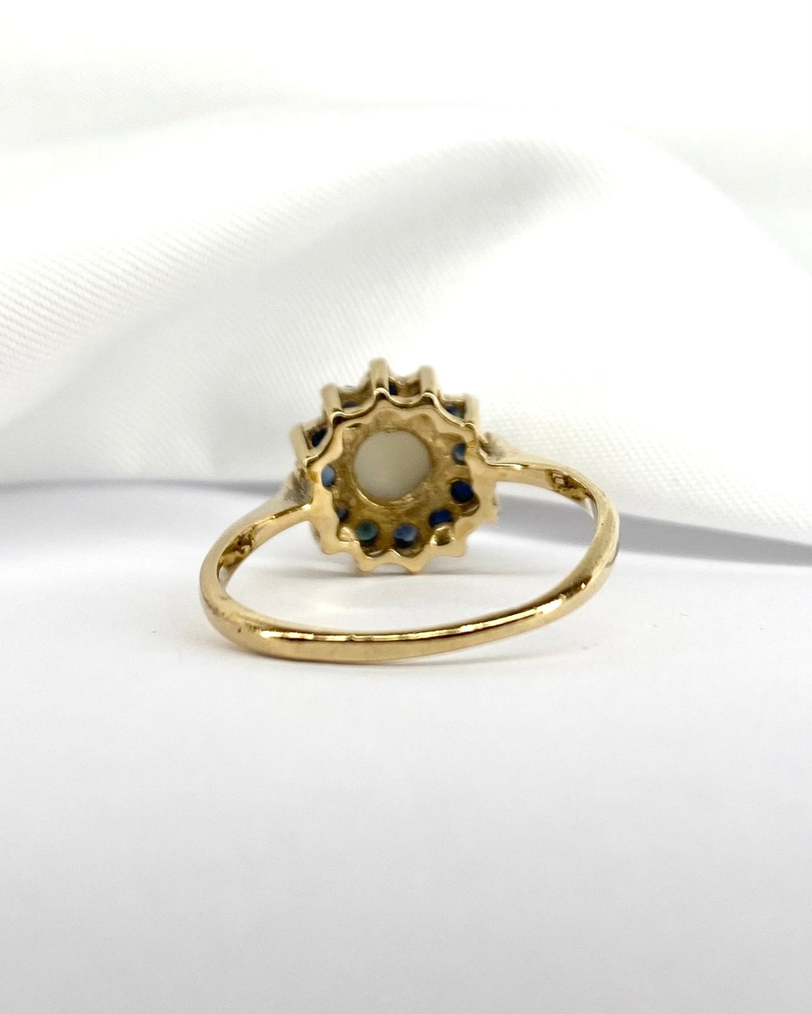 Bague Marguerite Opale 0.96 carat &amp; Saphirs "Noa" - Elliade Paris