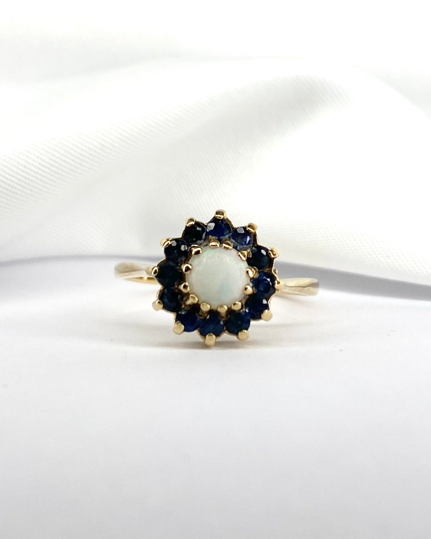 Bague Marguerite Opale 0.96 carat &amp; Saphirs &quot;Noa&quot; - Elliade Paris