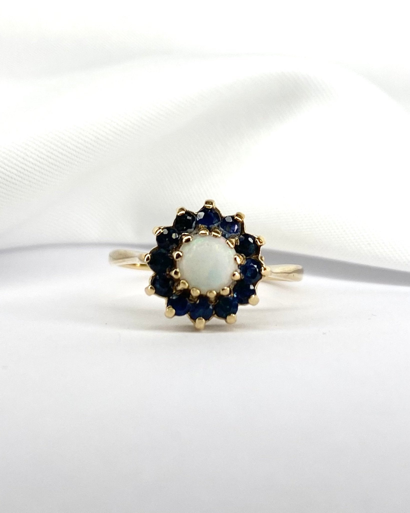 Bague Marguerite Opale 0.96 carat &amp; Saphirs "Noa" - Elliade Paris
