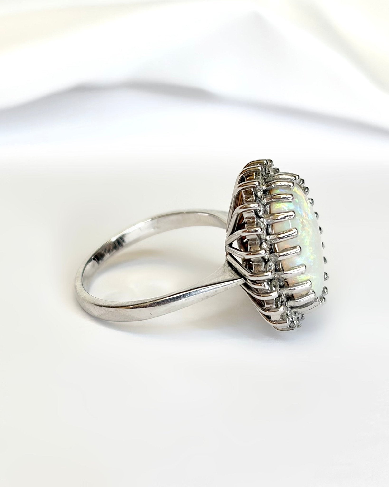 Bague Marguerite Opale 3.80 carats &amp; Diamants 0.44 carat "Gina" - Elliade Paris