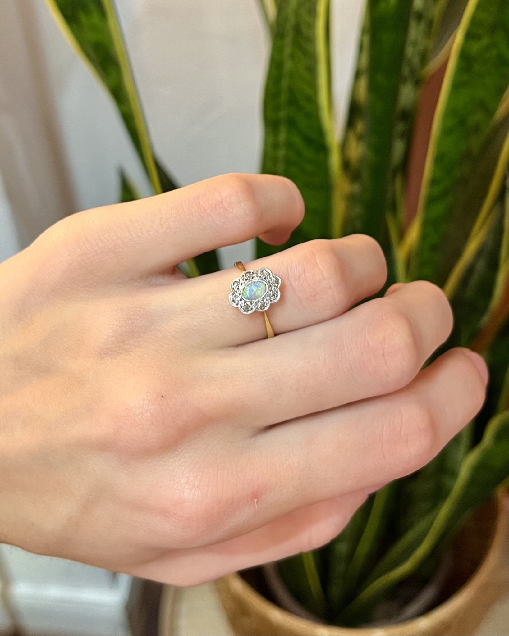 Bague Marguerite Opale &amp; 8 Diamants "Emrys" - Elliade Paris