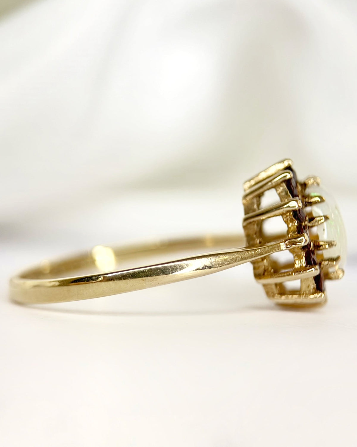 Bague Marguerite Opale &amp; Grenats "Noé" - Elliade Paris