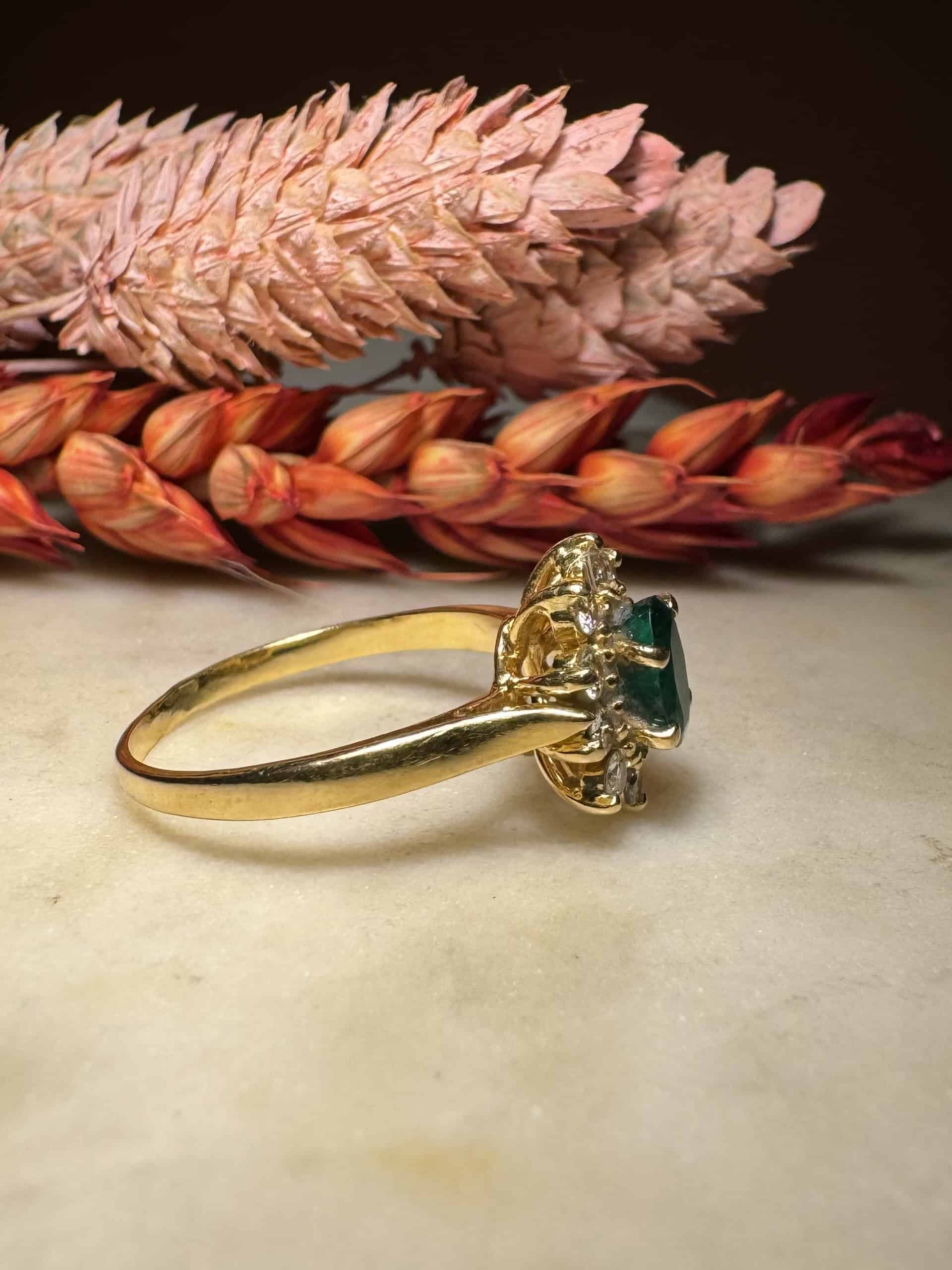 Anillo de margarita esmeralda de 0,50 quilates y diamantes "Reyhan"
