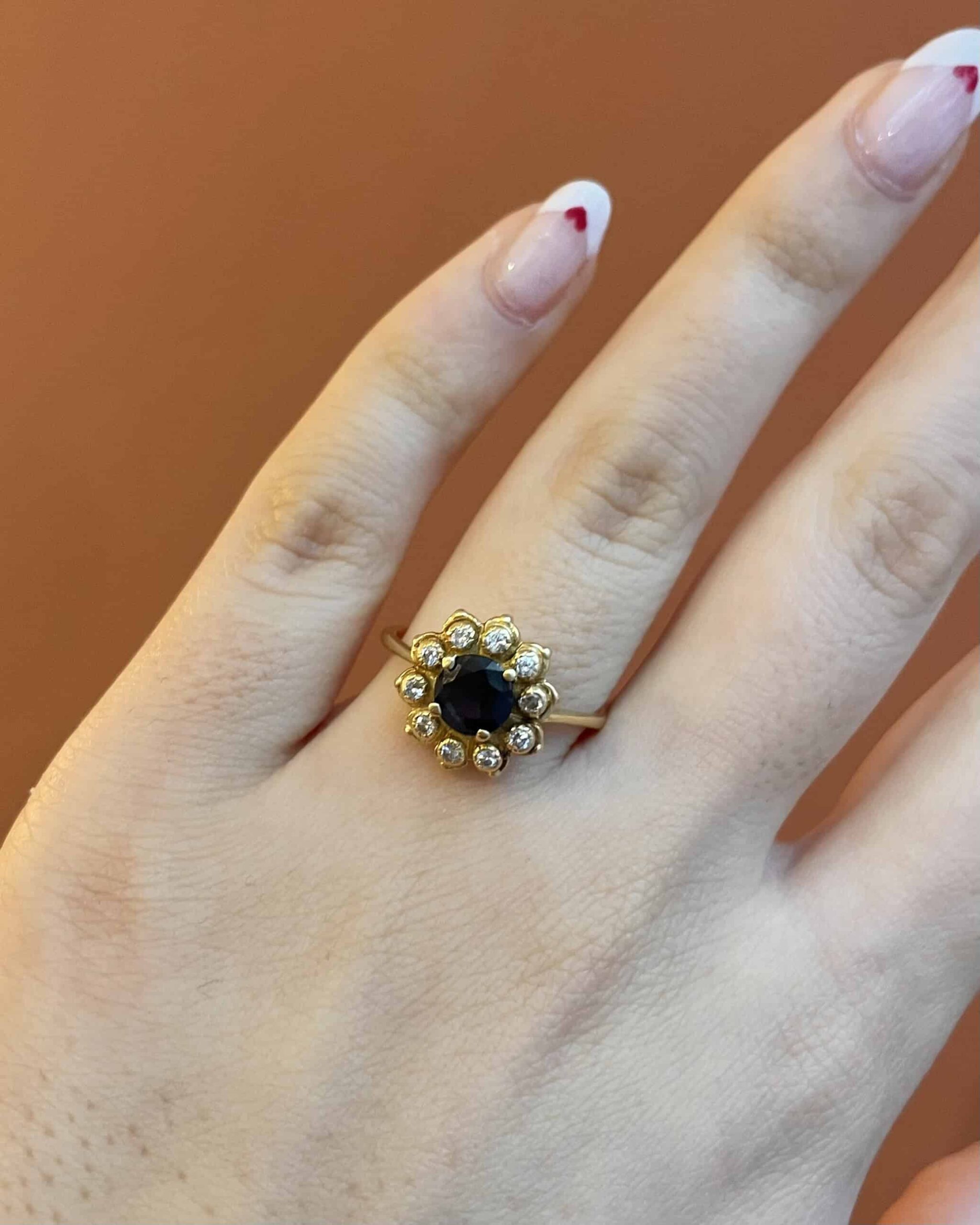 Anillo "Corinna" de 0,75 quilates con zafiro y diamantes en forma de margarita