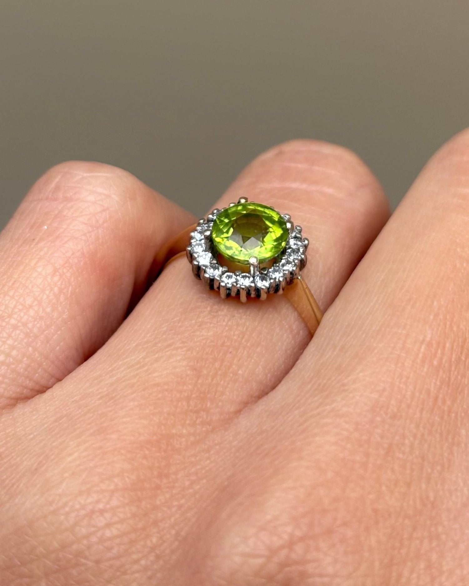 Bague Marguerite Péridot 1.50 carat &amp; 18 Diamants &quot;Lina&quot; - Elliade Paris