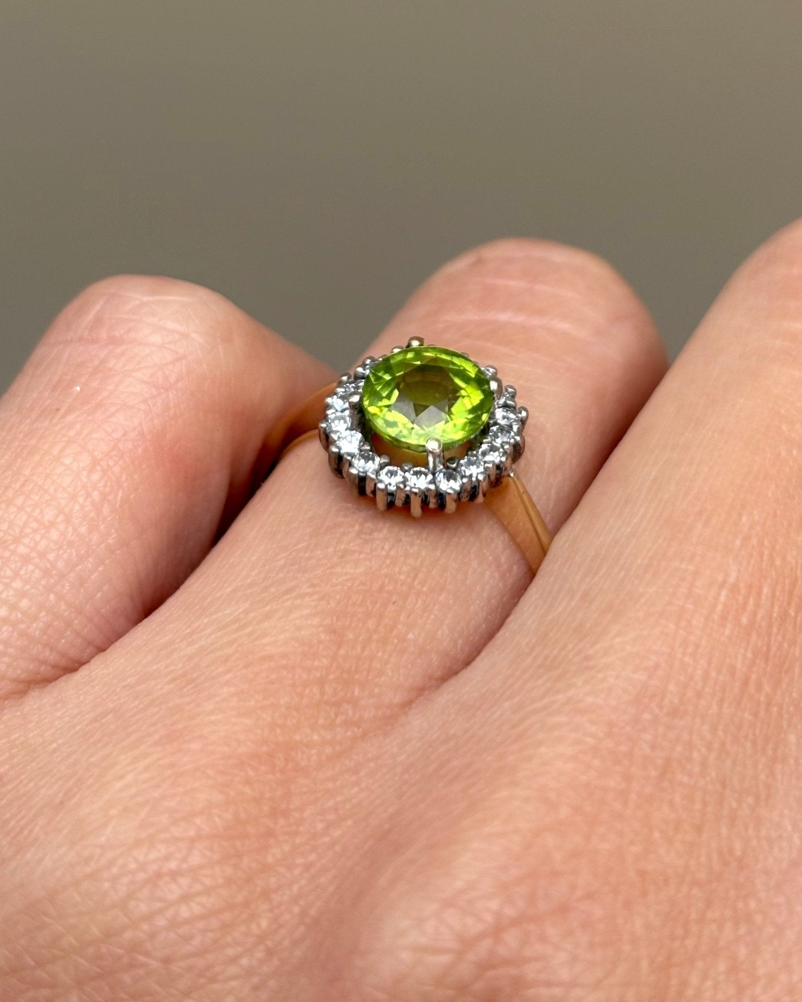 Bague Marguerite Péridot 1.50 carat &amp; 18 Diamants "Lina" - Elliade Paris