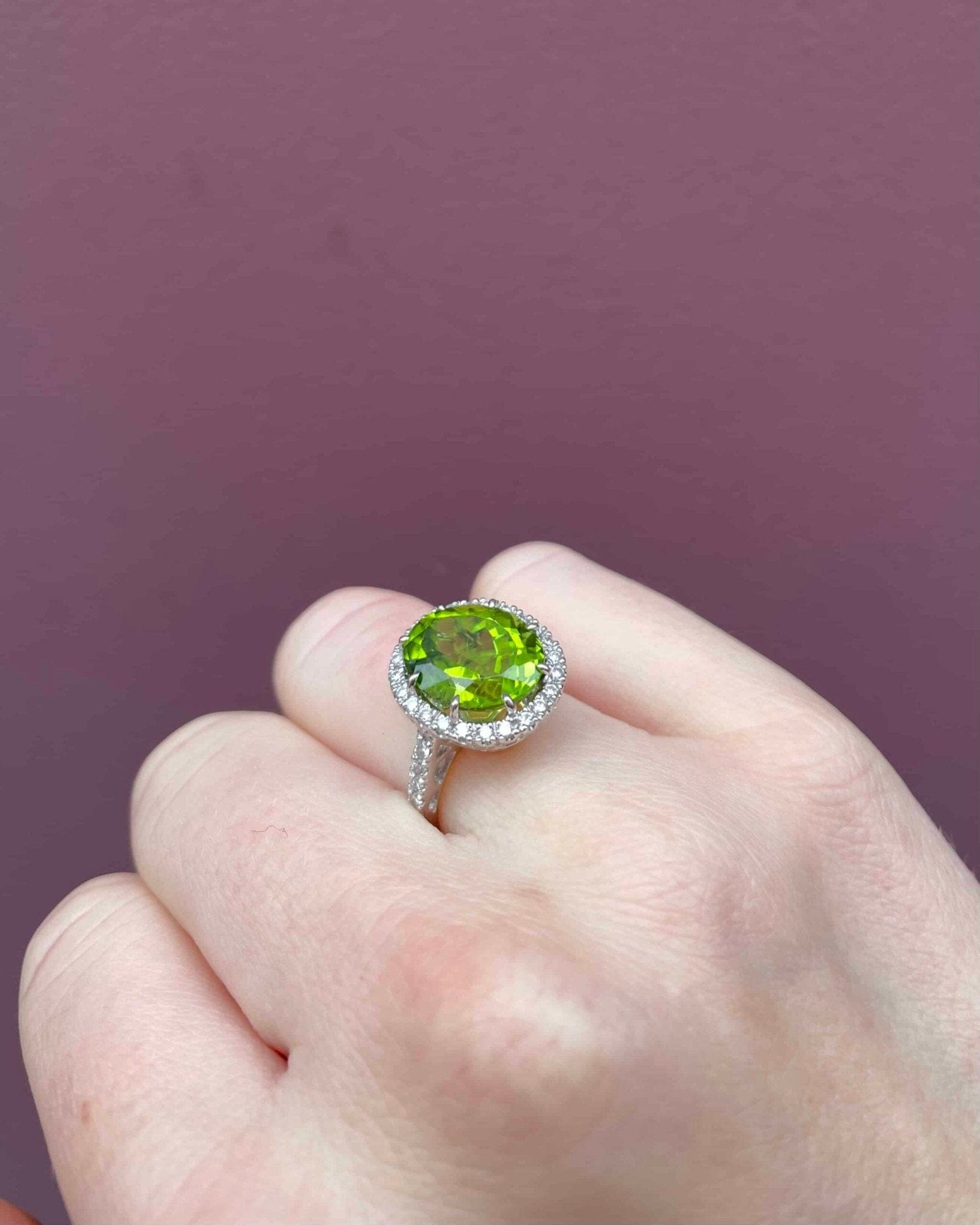 Bague Marguerite Péridot 7.70 Carats &amp; 44 Diamants "Olivia" - Elliade Paris