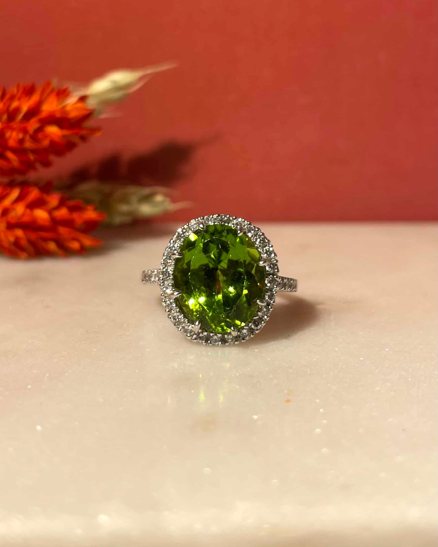 Bague Marguerite Péridot 7.70 Carats &amp; 44 Diamants &quot;Olivia&quot;